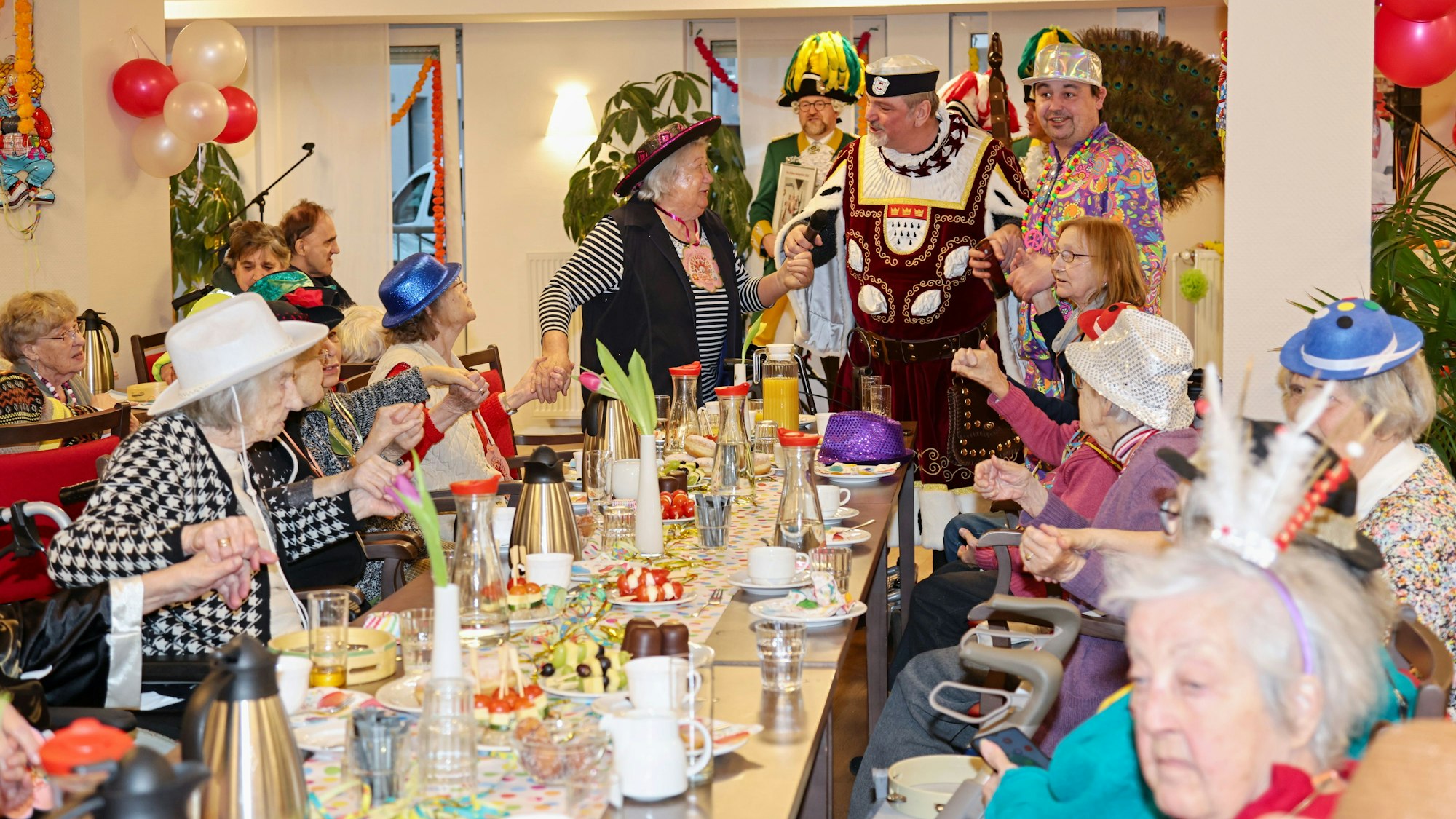 Dreigestirn tanzt mit den Menschen im Seniorenheim.