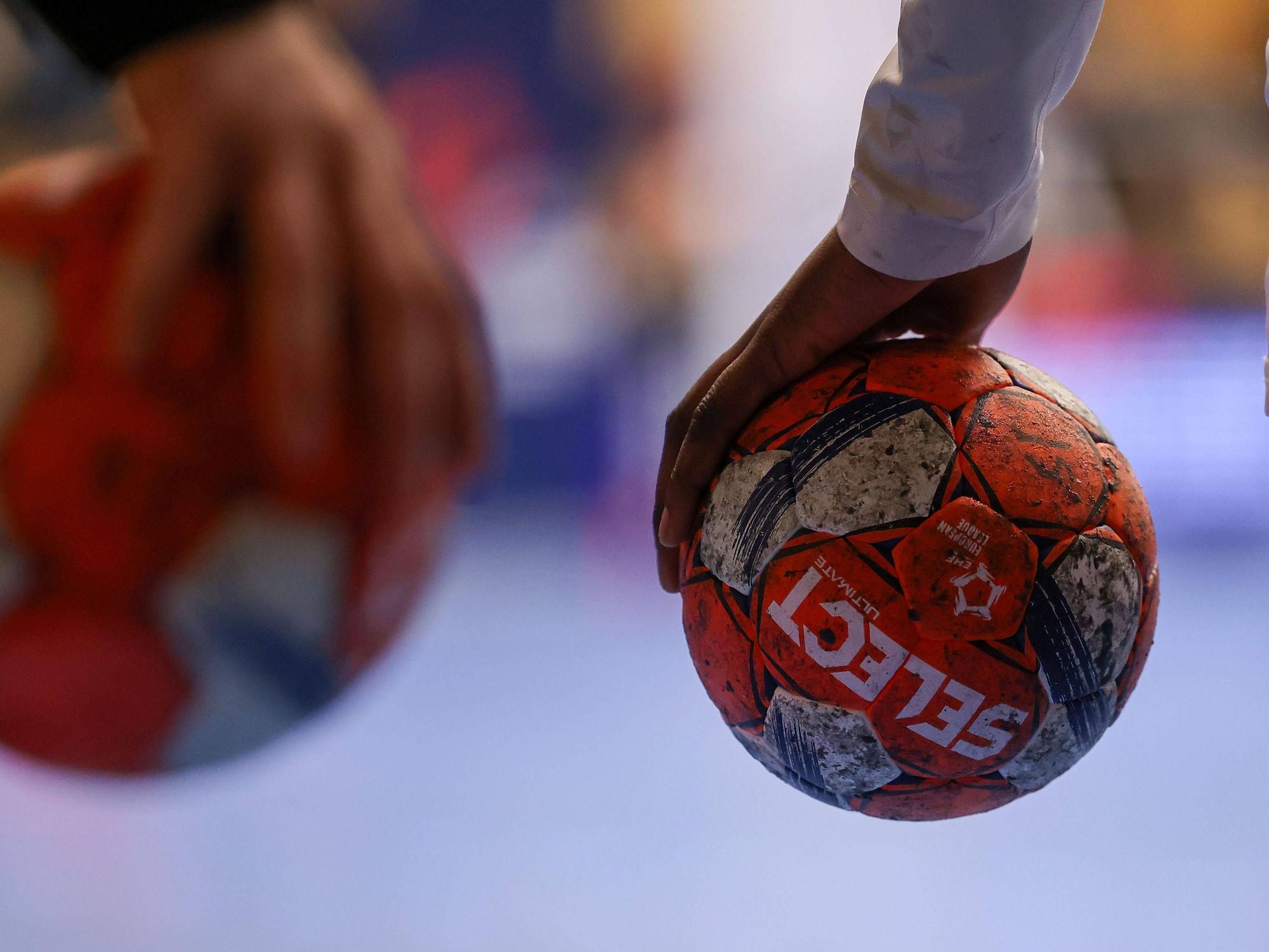 Ein Handball in der Hand eines Spielers.