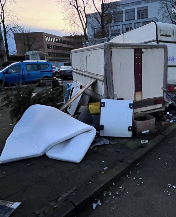Der Müll am alten Bahnhof Kalk in Köln-Gremberg stapelt sich.