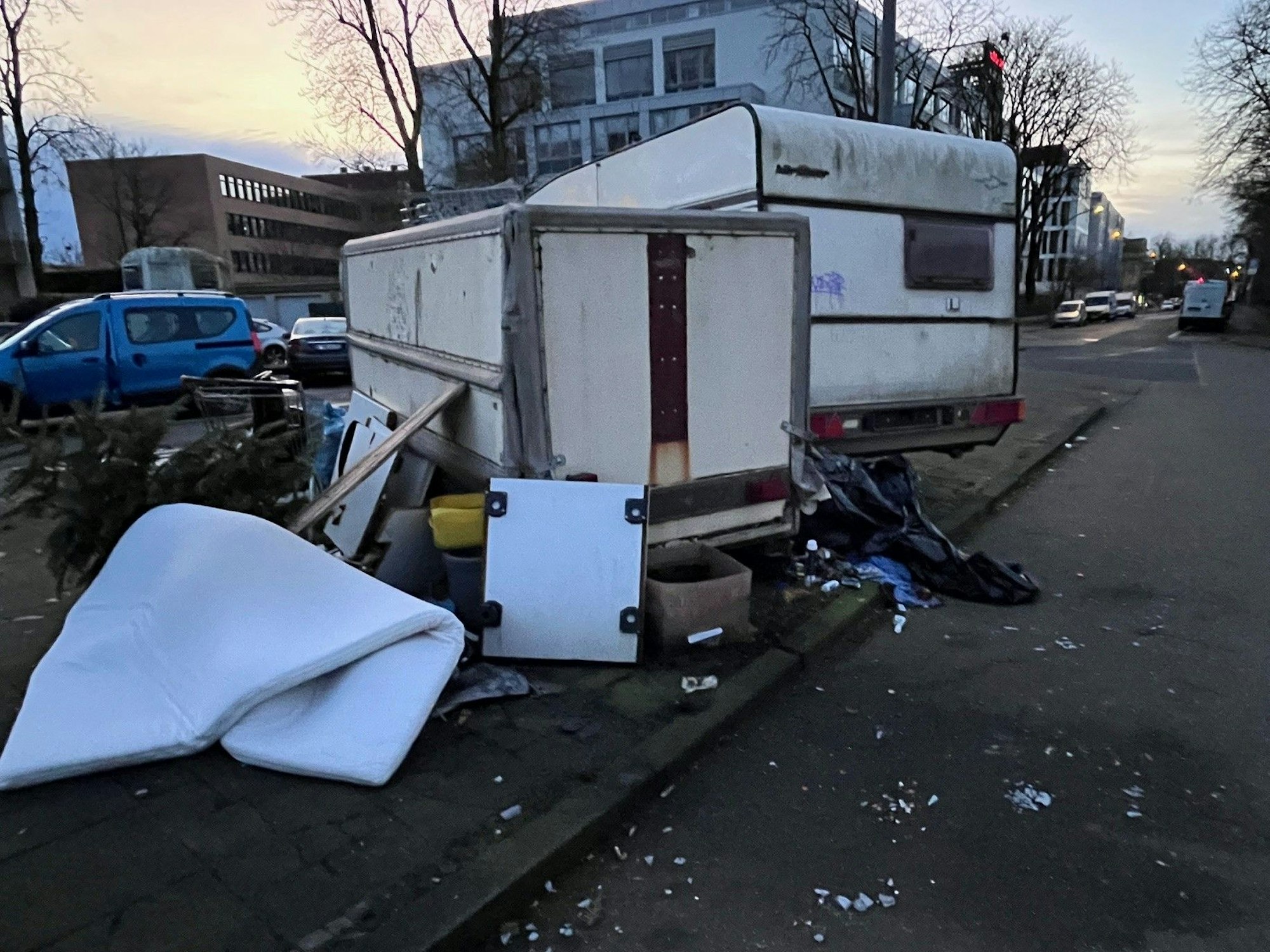 Der Müll am alten Bahnhof Kalk in Köln-Gremberg stapelt sich.