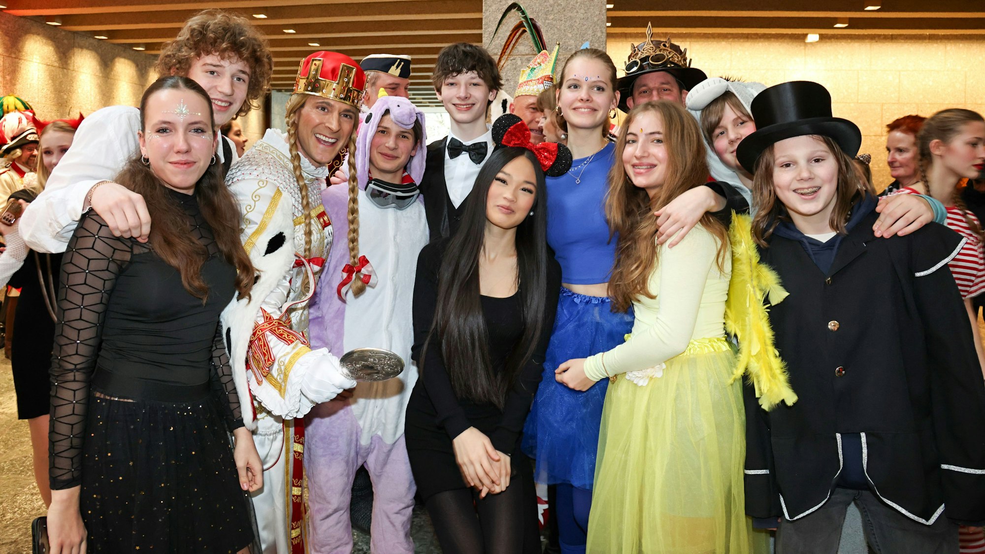 Jungfrau Marlis posiert mit Jecken.