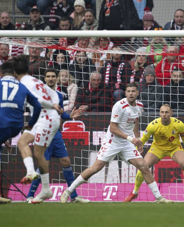 Ein Schuss von Schalke fliegt über das Tor des 1. FC Köln.