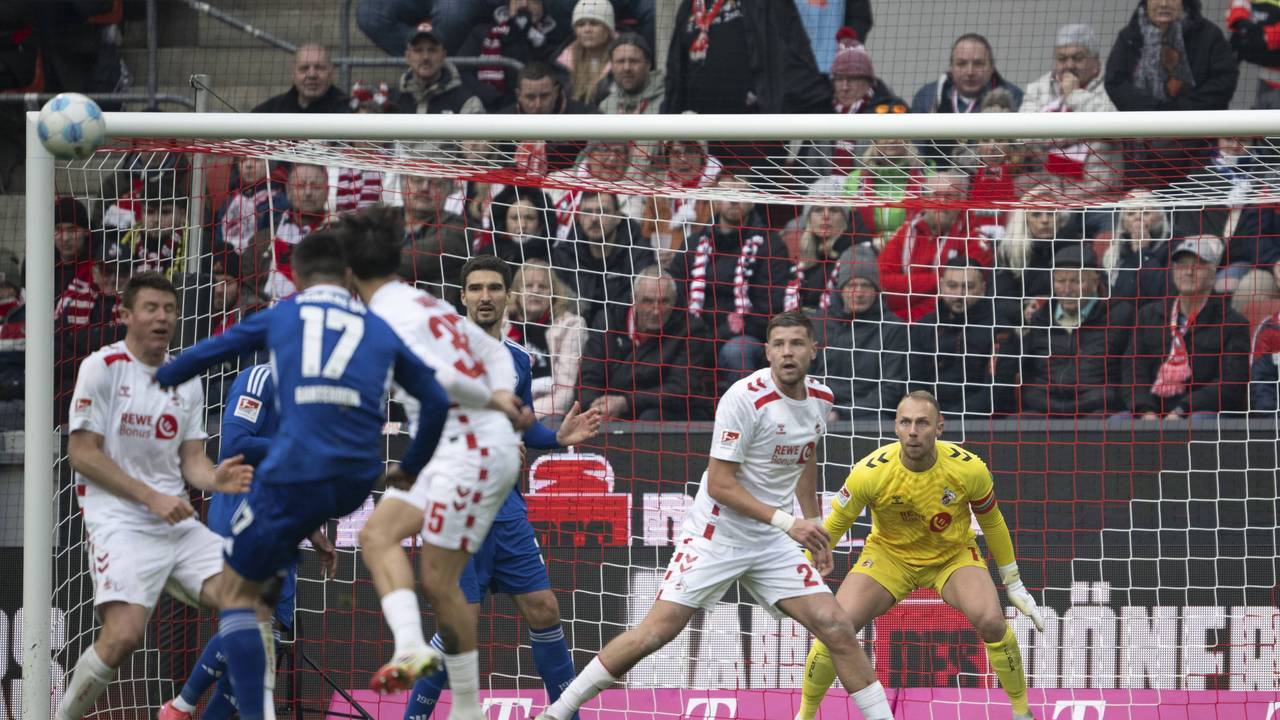 Ein Schuss von Schalke fliegt über das Tor des 1. FC Köln.
