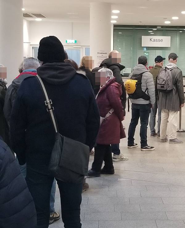 Menschen stehen bei der Direktwahl zur Bundestagswahl im Februar 2025 im Wahlraum in der Schlange.