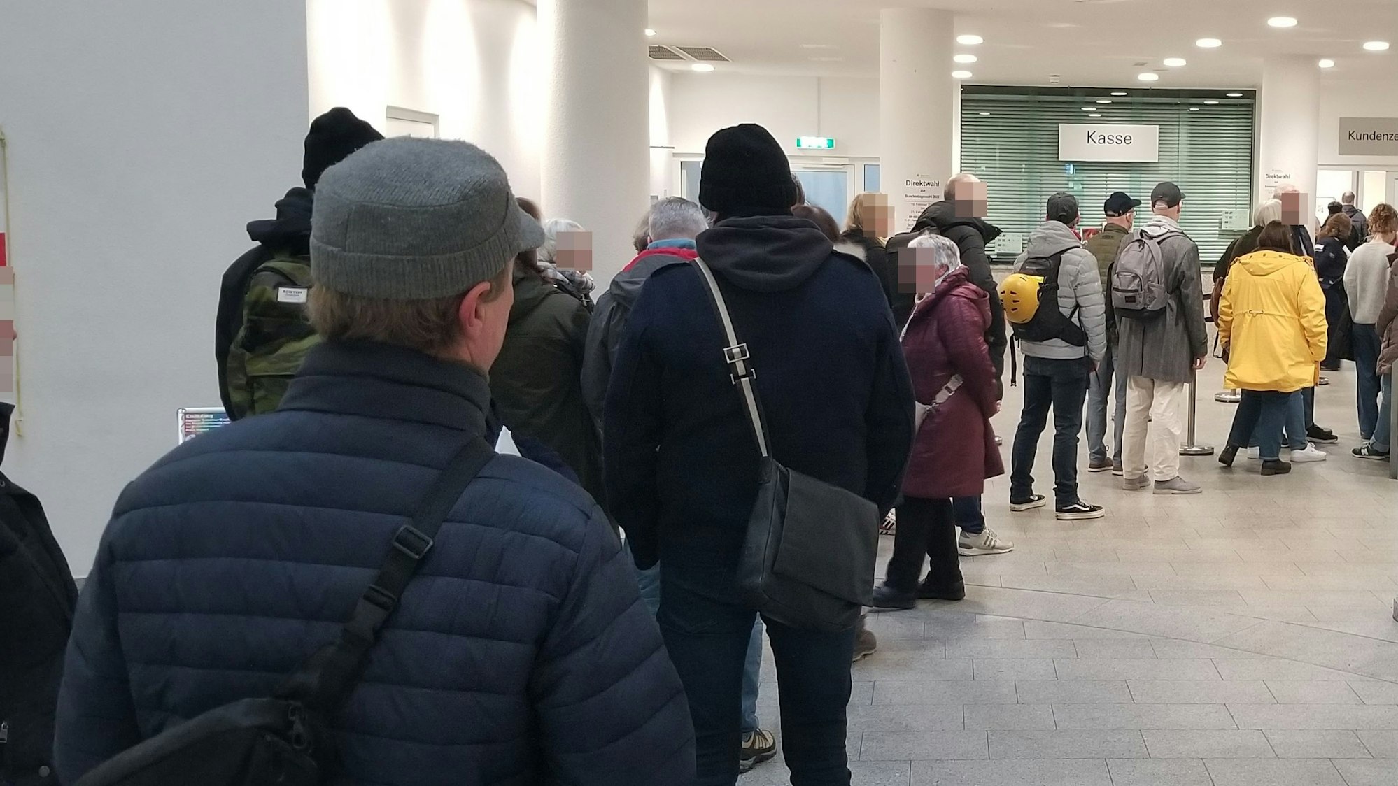 Eine lange Schlange im Bürgeramt in Köln-Nippes. Sie stehen alle für die Direktwahl an. Das Foto wurde am Dienstag (11. Februar 2025) aufgenommen.