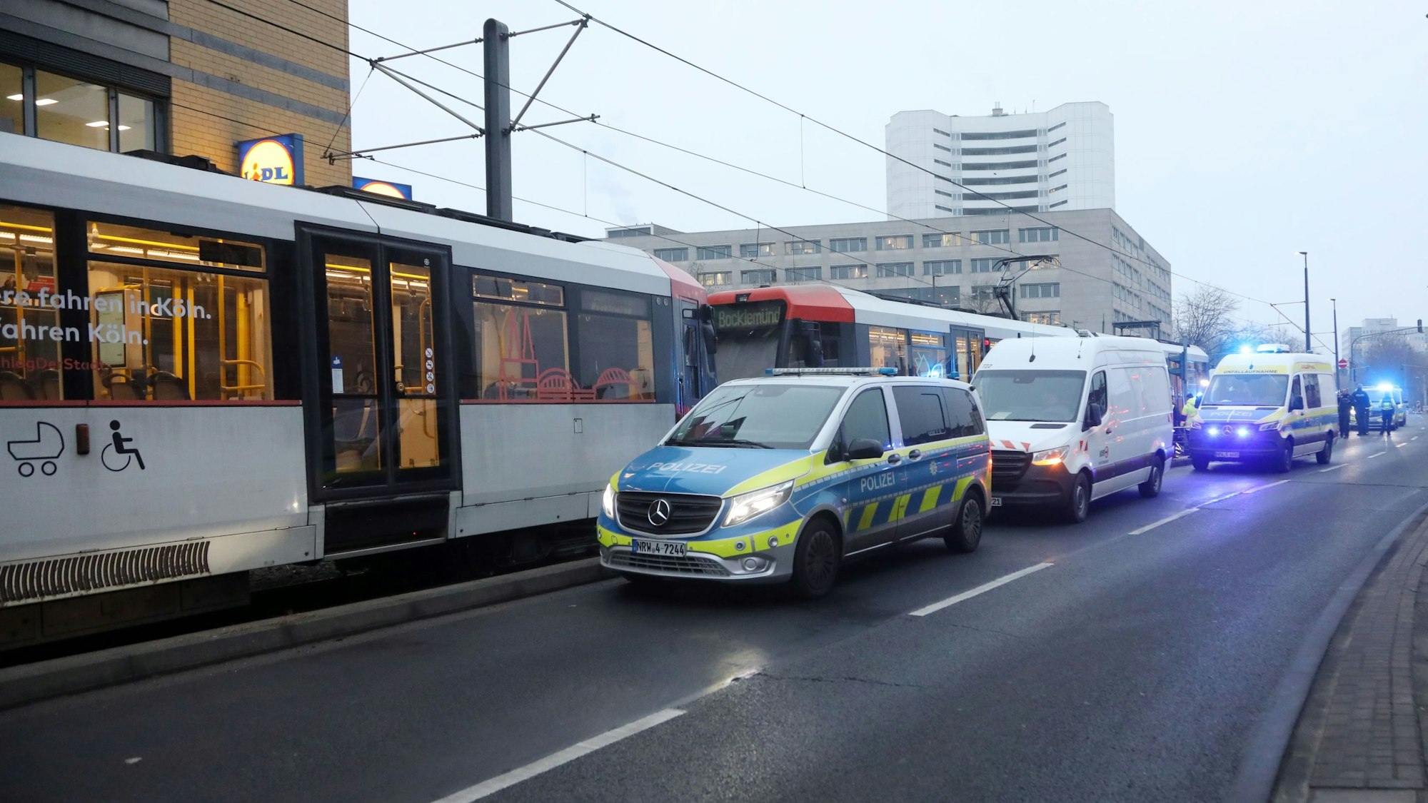 Bei einem Unfall am Wiener Platz ist eine 17-jährige Radfahrerin schwer verletzt worden.
