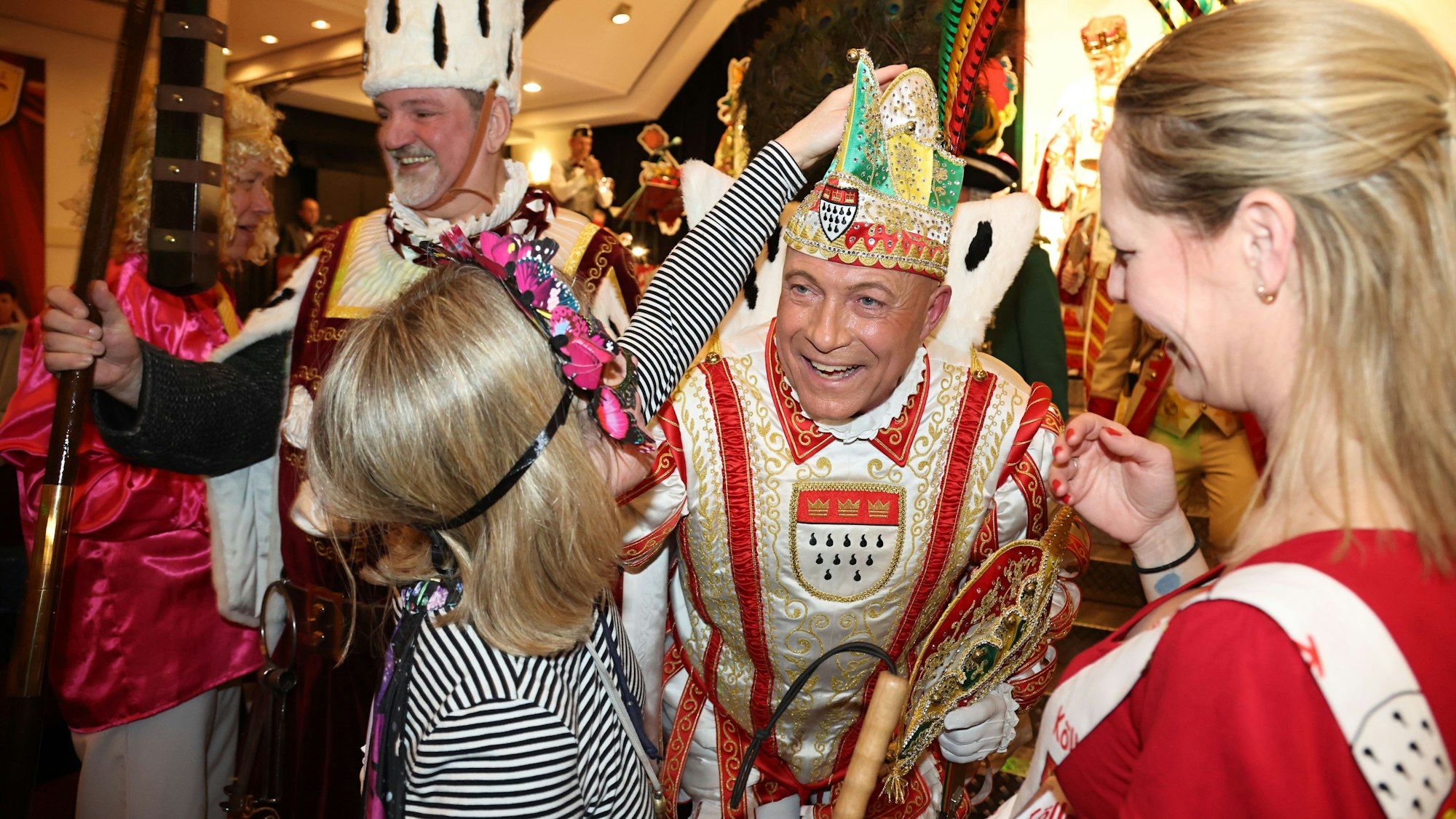 Blinde fühlen das Ornat von Prinz René.