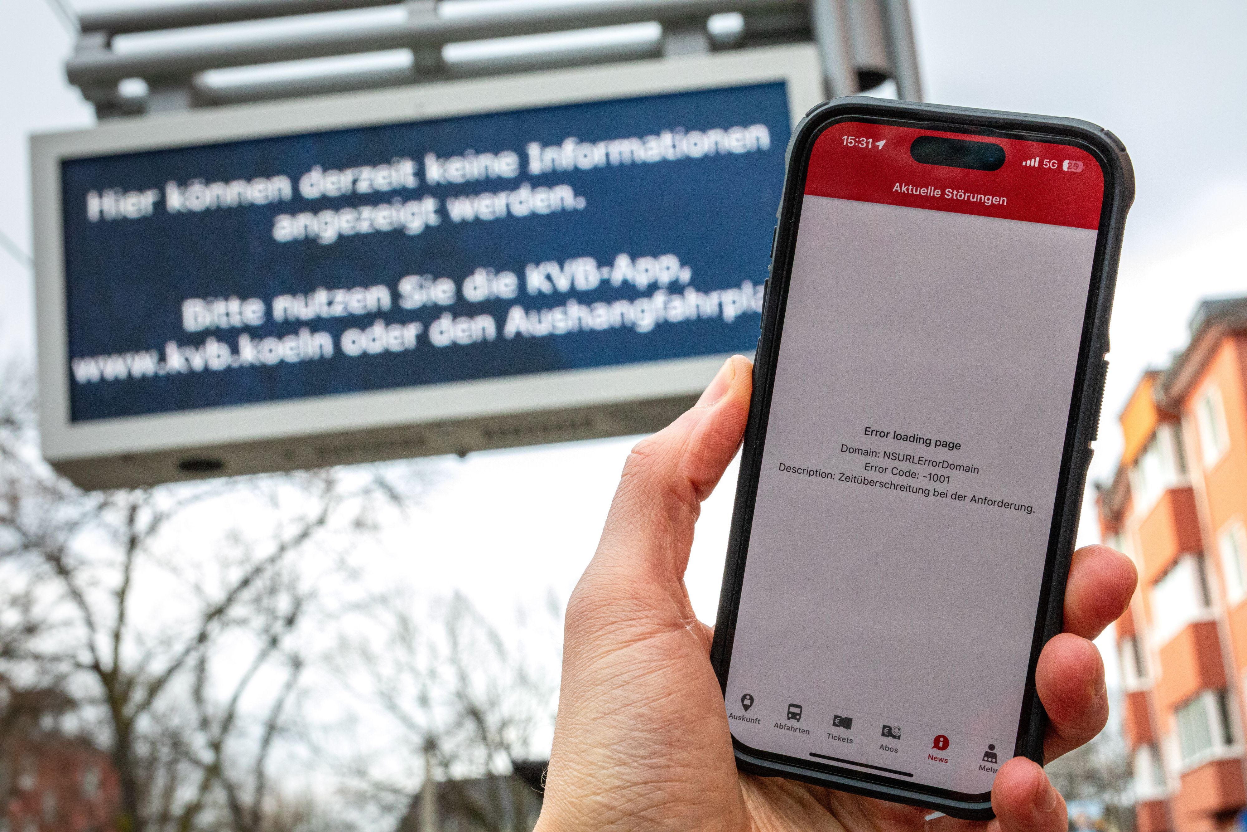 Die Fehlermeldung in der App der Kölner Verkehrsbetriebe (KVB) konnte inzwischen behoben werden. An den Haltestellen funktioniert die Anzeige noch nicht wieder. (Archivfoto)