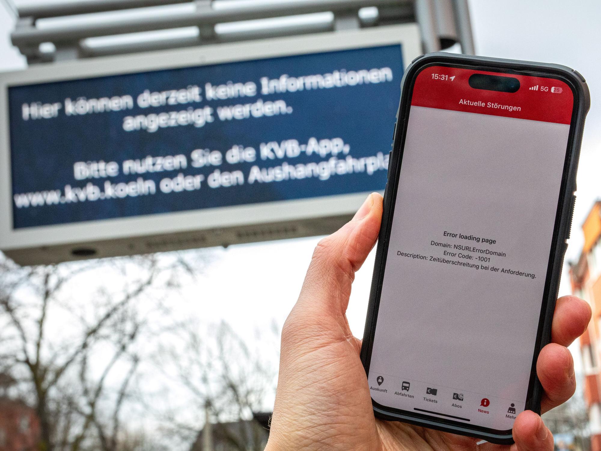 Die Fehlermeldung in der App der Kölner Verkehrsbetriebe (KVB) konnte inzwischen behoben werden. An den Haltestellen funktioniert die Anzeige noch nicht wieder. (Archivfoto)