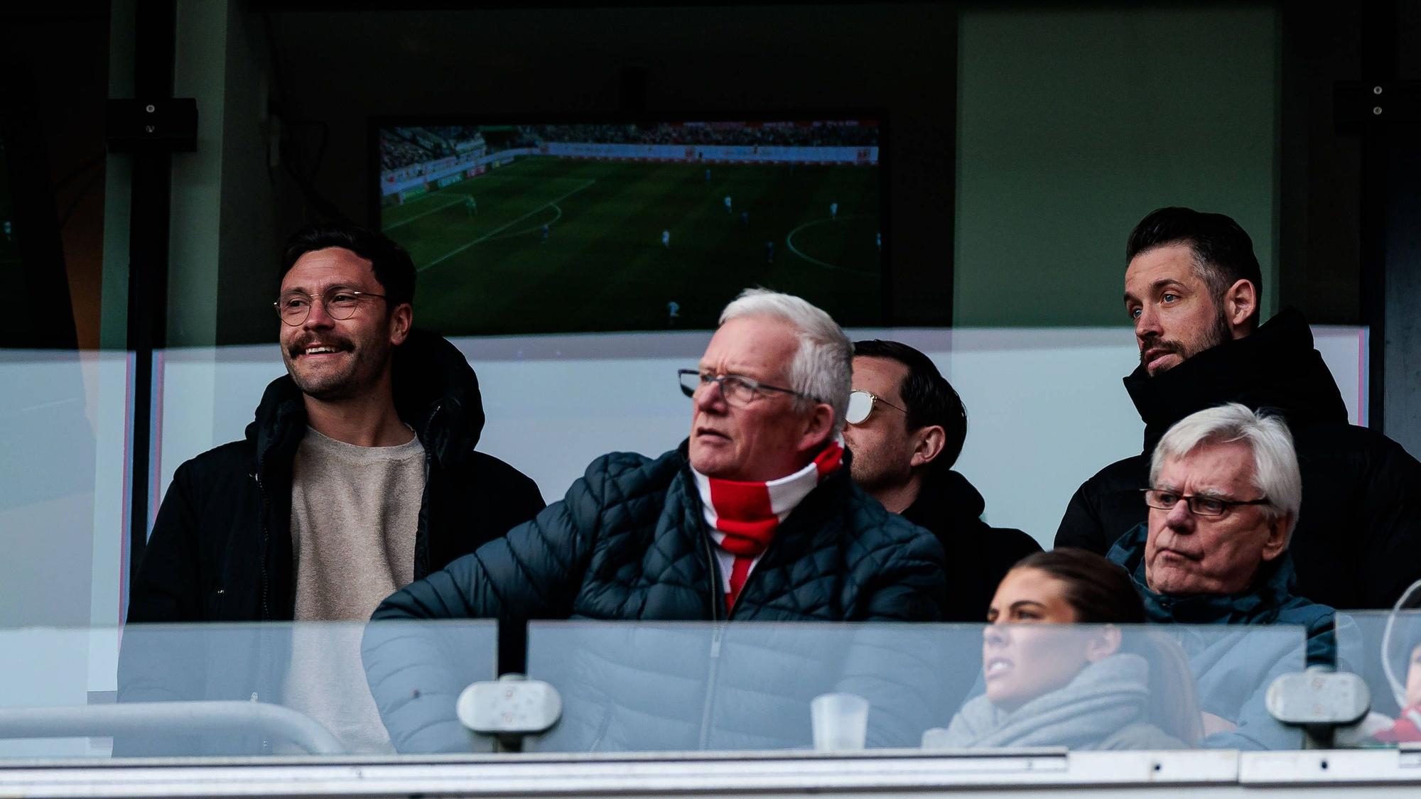 Jonas Hector und Mark Uth verfolgen das Heimspiel des 1. FC Köln gegen Schalke 04 von der Tribüne.