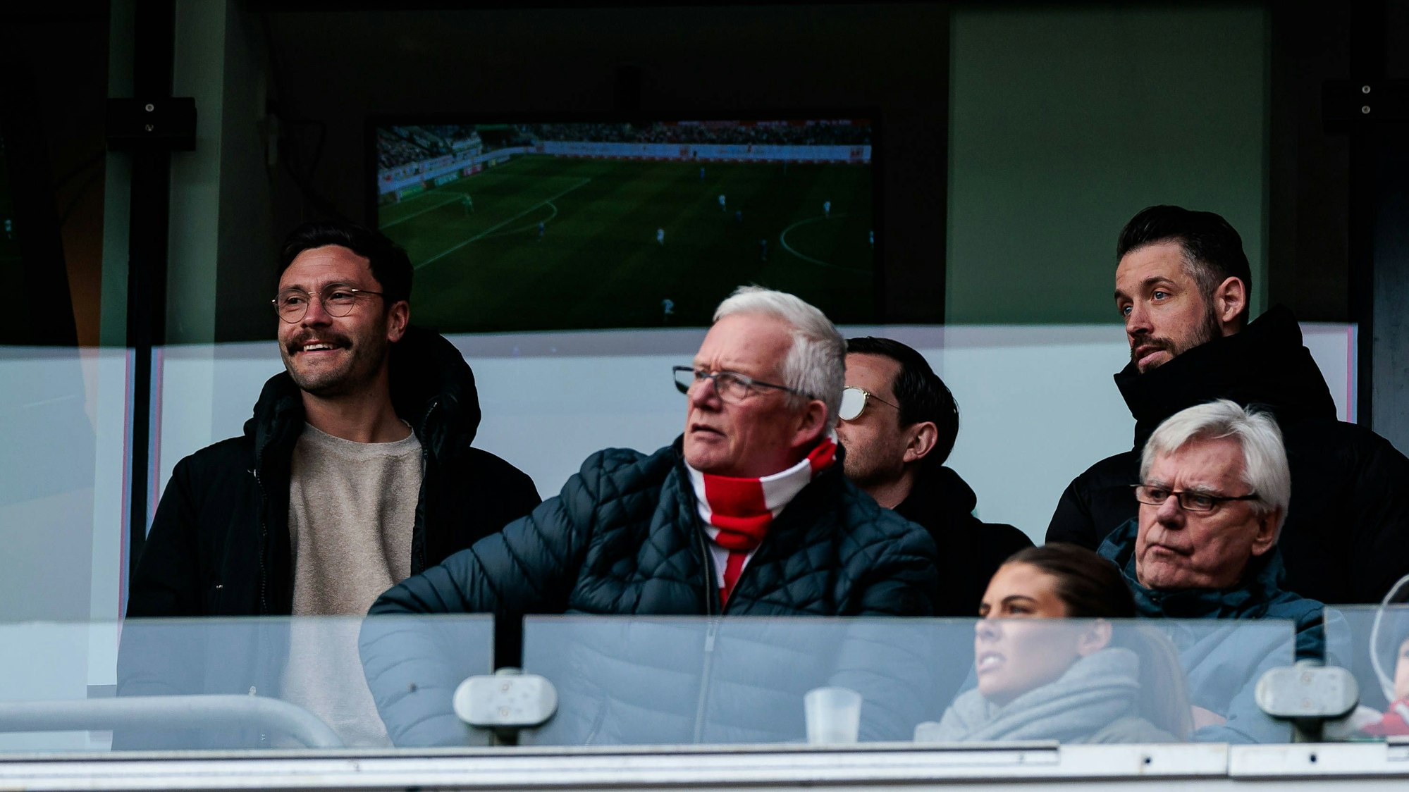 Jonas Hector und Mark Uth verfolgen das Heimspiel des 1. FC Köln gegen Schalke 04 von der Tribüne.