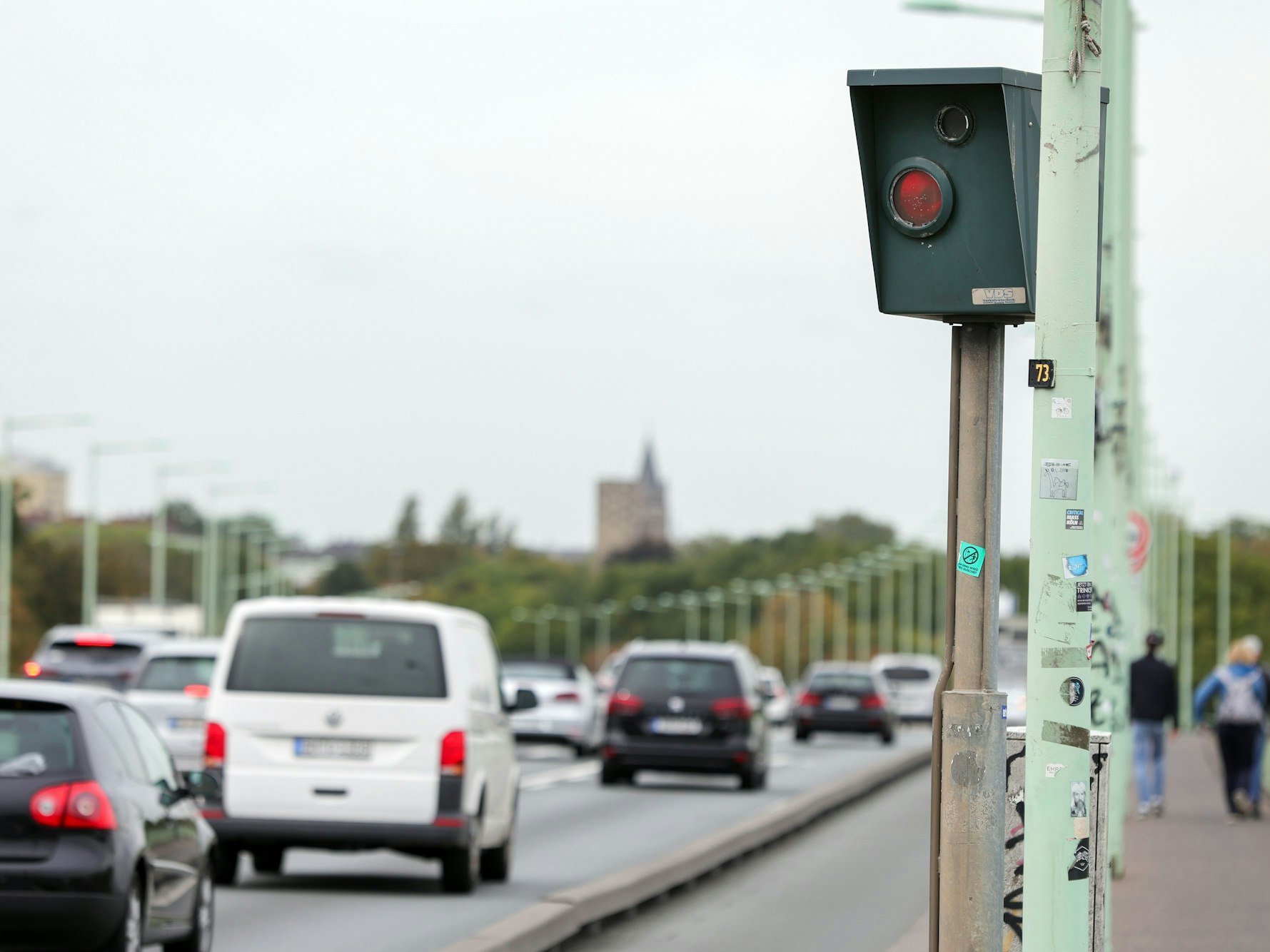 05.10.2023, Köln: Auf der Zoobrücke gilt jetzt Tempo 50.
Foto: Michael Bause