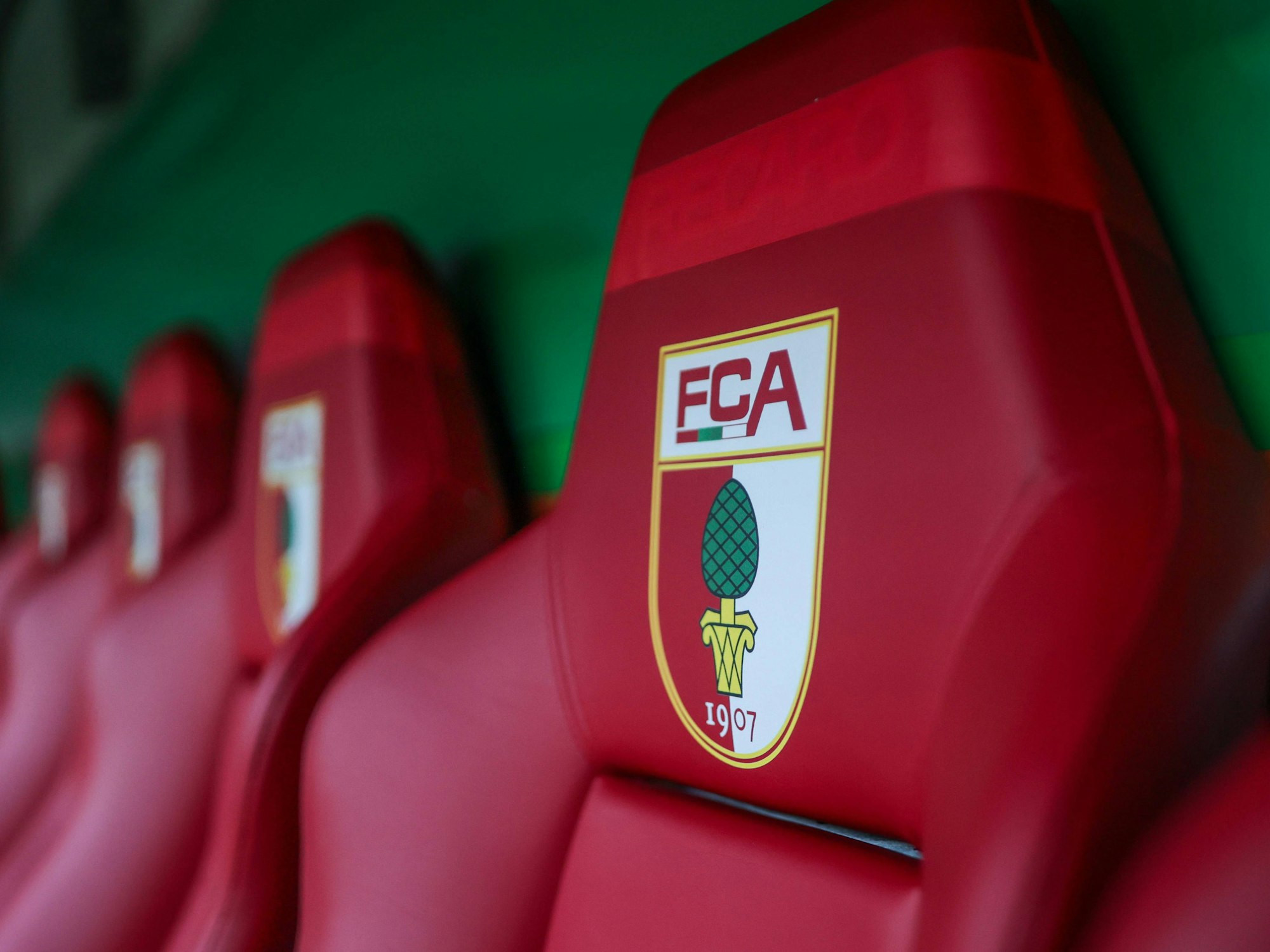 Ein Sitz der Auswechselbank des FC Augburg.