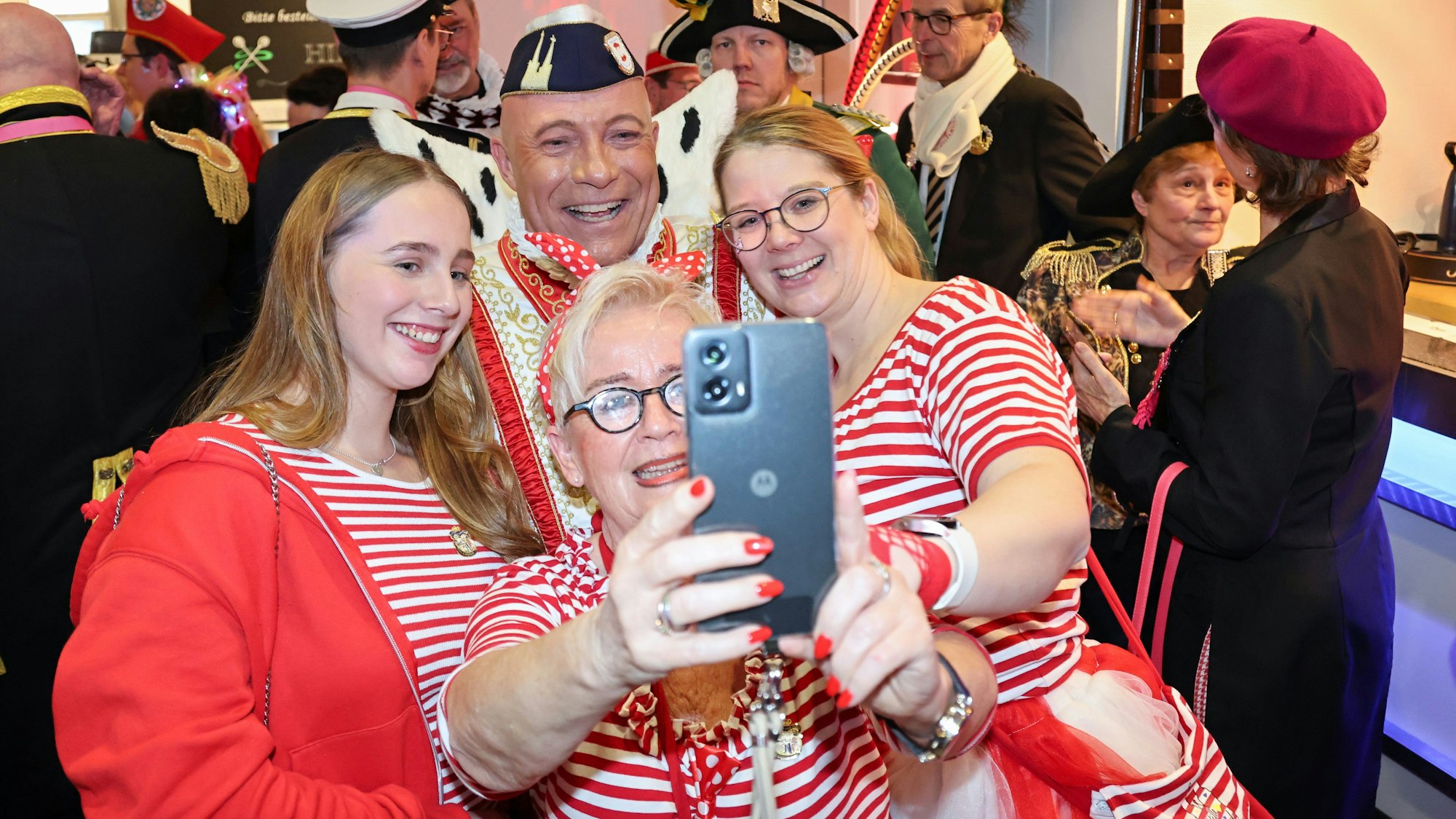 Jecke machen ein Selfie mit Prinz René.