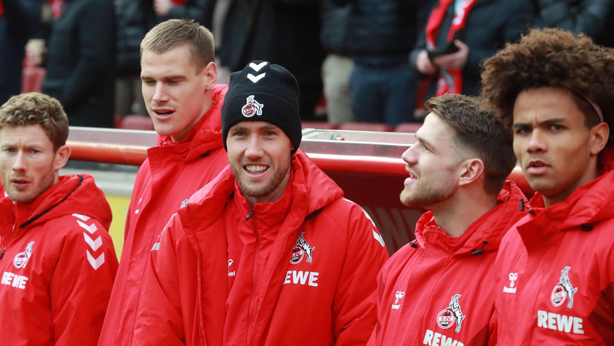 FC-Profi Luca Waldschmidt (M.) lächelt am 9. Februar vor dem Spiel gegen Schalke.