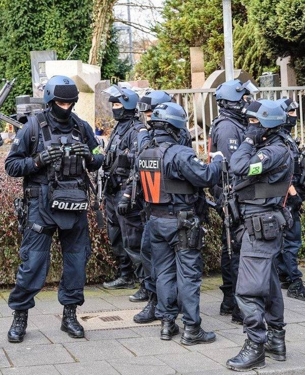 Einsatzkräfte stehen vor einer Schule. Nach Hinweisen auf eine mögliche Gefahr für eine Schülerin sucht die Polizei mit zahlreichen Einsatzkräften in der Innenstadt von Hagen einen Jugendlichen. Die Schülerin sei unverletzt, in Sicherheit und werde von der Polizei betreut, hieß es in einer Mitteilung der Ermittler. Auch lägen keine Hinweise auf eine aktuelle Gefährdung für Dritte vor. (zu dpa «Schülerin in Gefahr? Polizei sucht in Hagen Jugendlichen») +++ dpa-Bildfunk +++