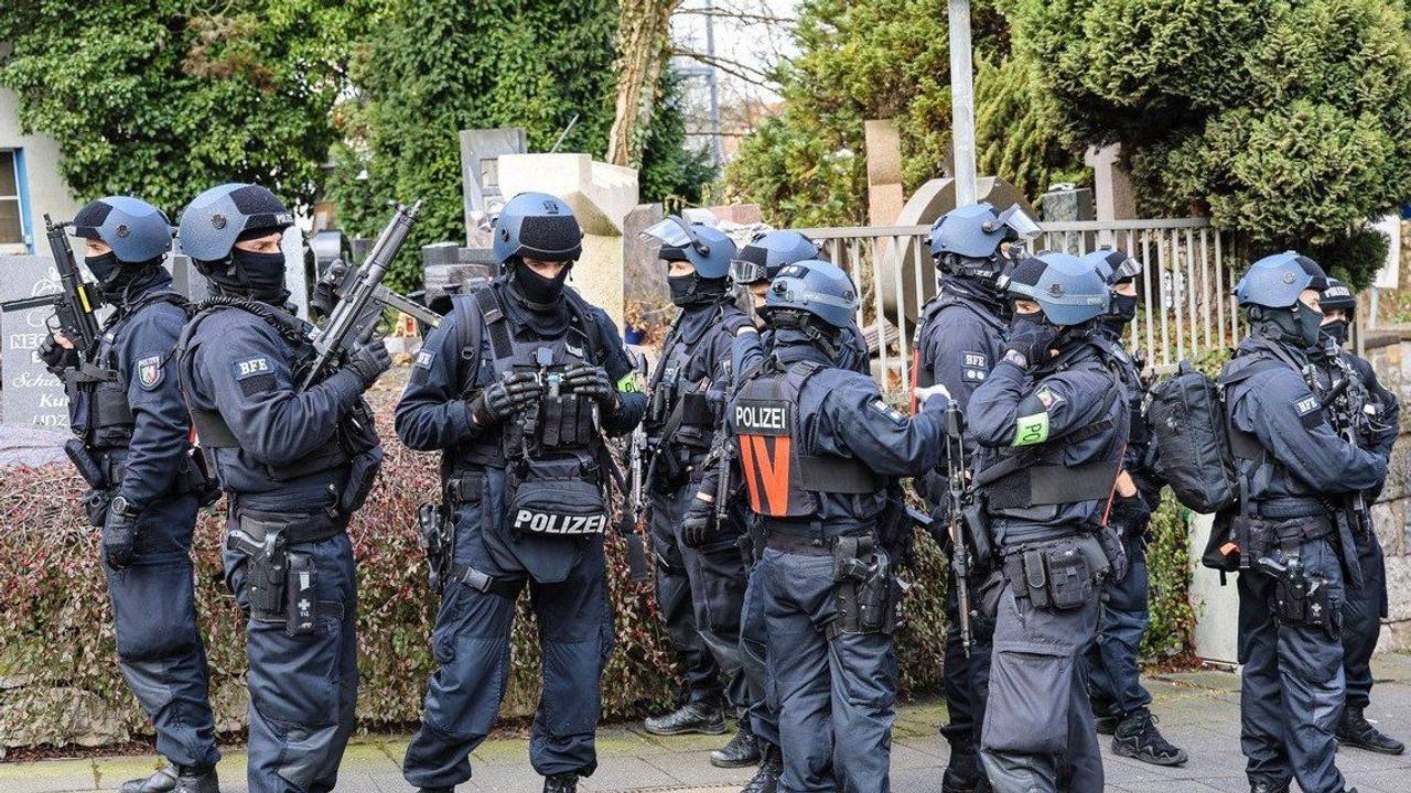 Einsatzkräfte stehen vor einer Schule. Nach Hinweisen auf eine mögliche Gefahr für eine Schülerin sucht die Polizei mit zahlreichen Einsatzkräften in der Innenstadt von Hagen einen Jugendlichen. Die Schülerin sei unverletzt, in Sicherheit und werde von der Polizei betreut, hieß es in einer Mitteilung der Ermittler. Auch lägen keine Hinweise auf eine aktuelle Gefährdung für Dritte vor. (zu dpa «Schülerin in Gefahr? Polizei sucht in Hagen Jugendlichen») +++ dpa-Bildfunk +++