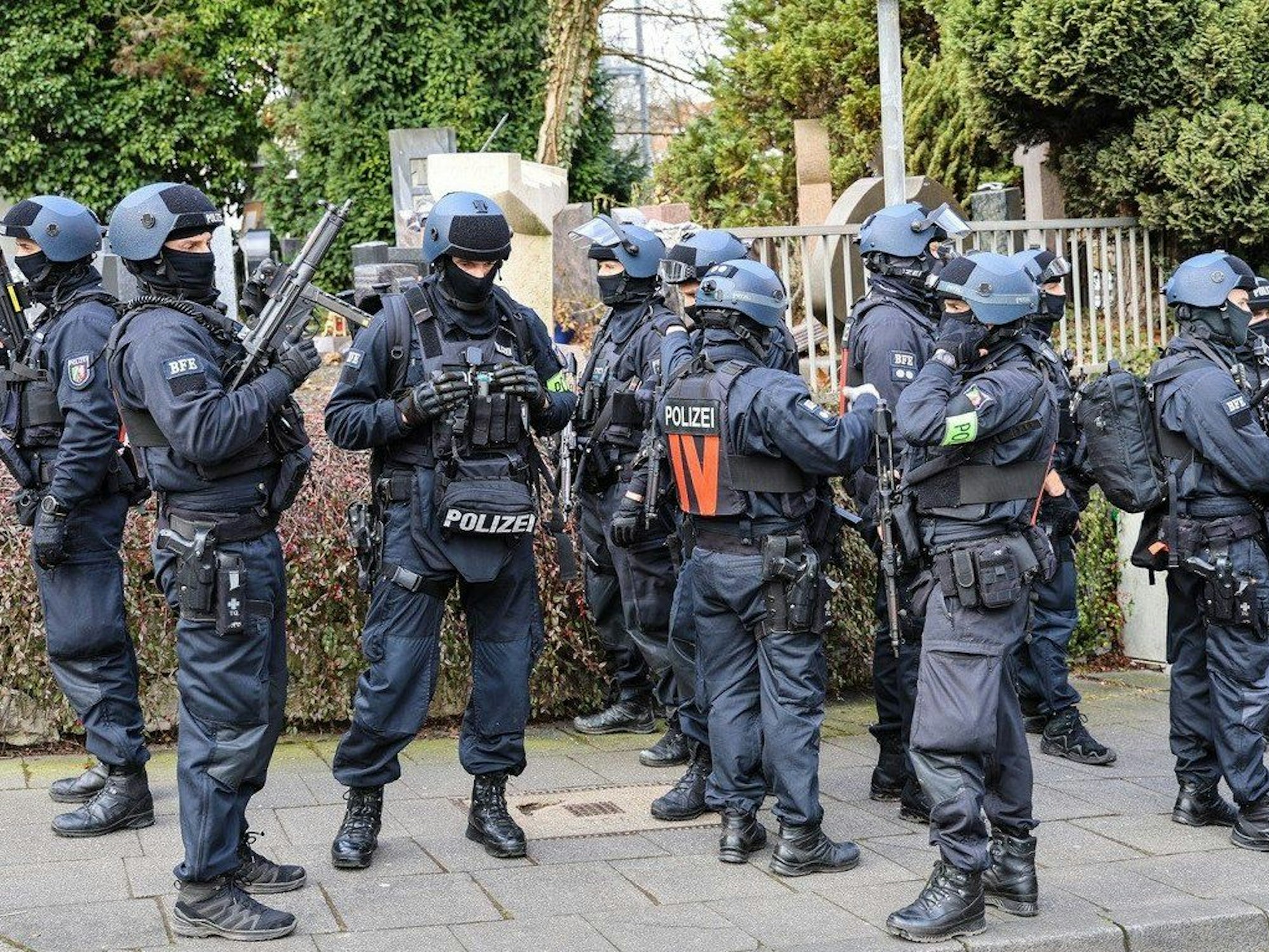 Einsatzkräfte stehen vor einer Schule. Nach Hinweisen auf eine mögliche Gefahr für eine Schülerin sucht die Polizei mit zahlreichen Einsatzkräften in der Innenstadt von Hagen einen Jugendlichen. Die Schülerin sei unverletzt, in Sicherheit und werde von der Polizei betreut, hieß es in einer Mitteilung der Ermittler. Auch lägen keine Hinweise auf eine aktuelle Gefährdung für Dritte vor. (zu dpa «Schülerin in Gefahr? Polizei sucht in Hagen Jugendlichen») +++ dpa-Bildfunk +++