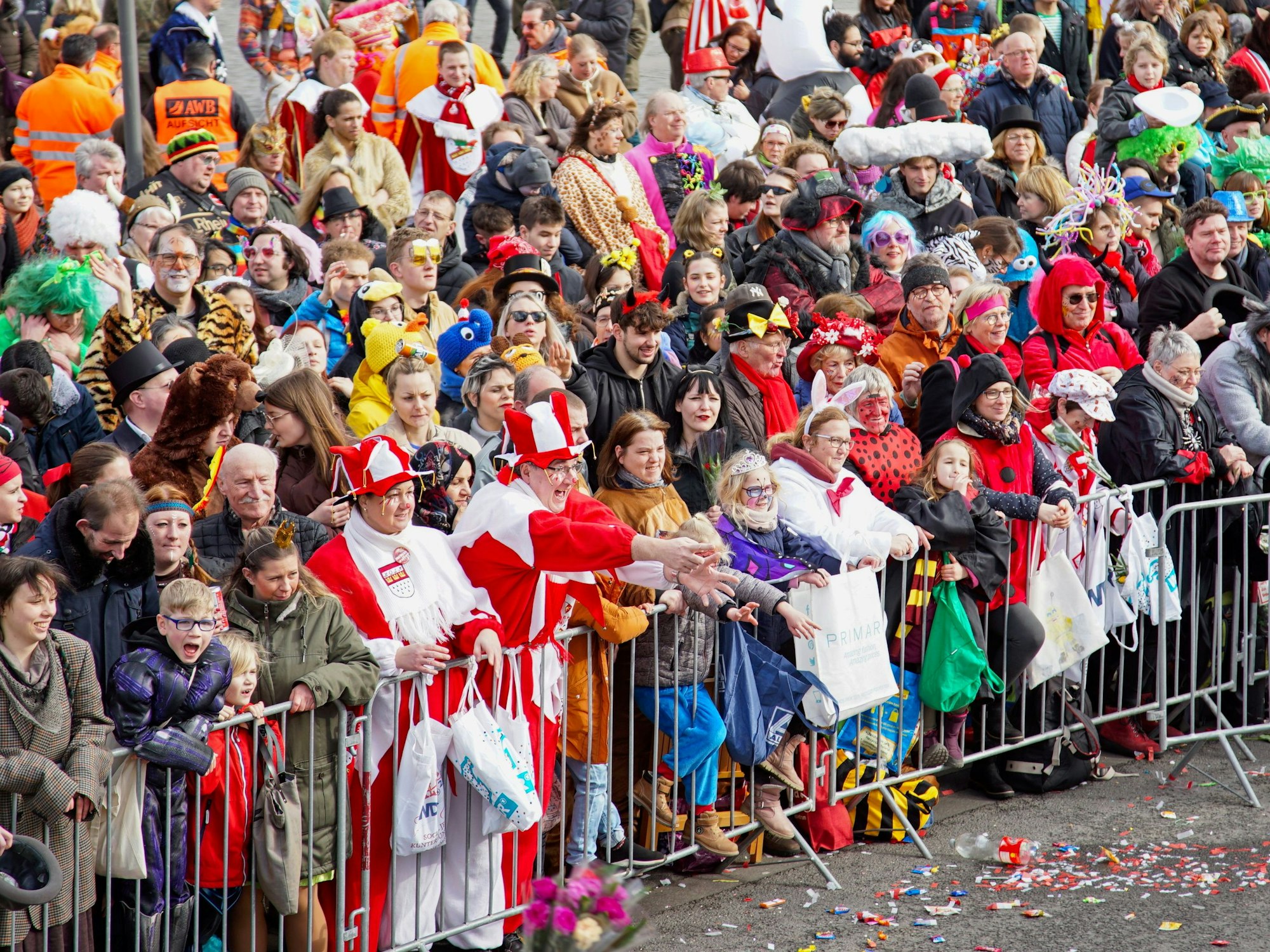 Jecke warten beim Rosenmontagszug auf Kamelle.