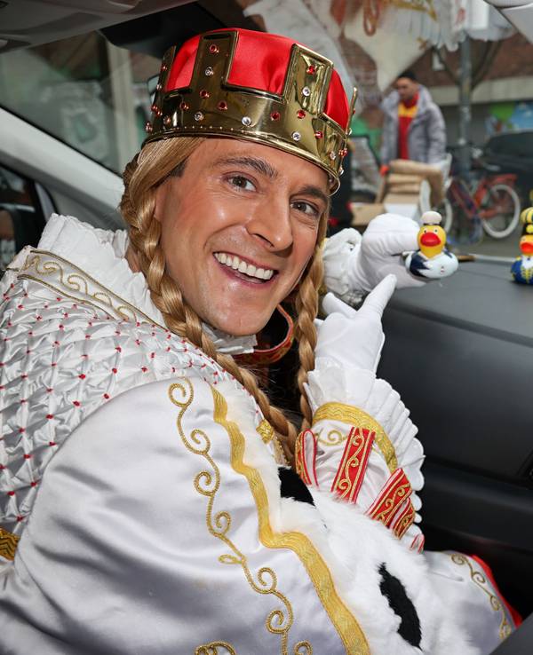 Jungfrau Marlis zeigt die Badeenten im Auto.