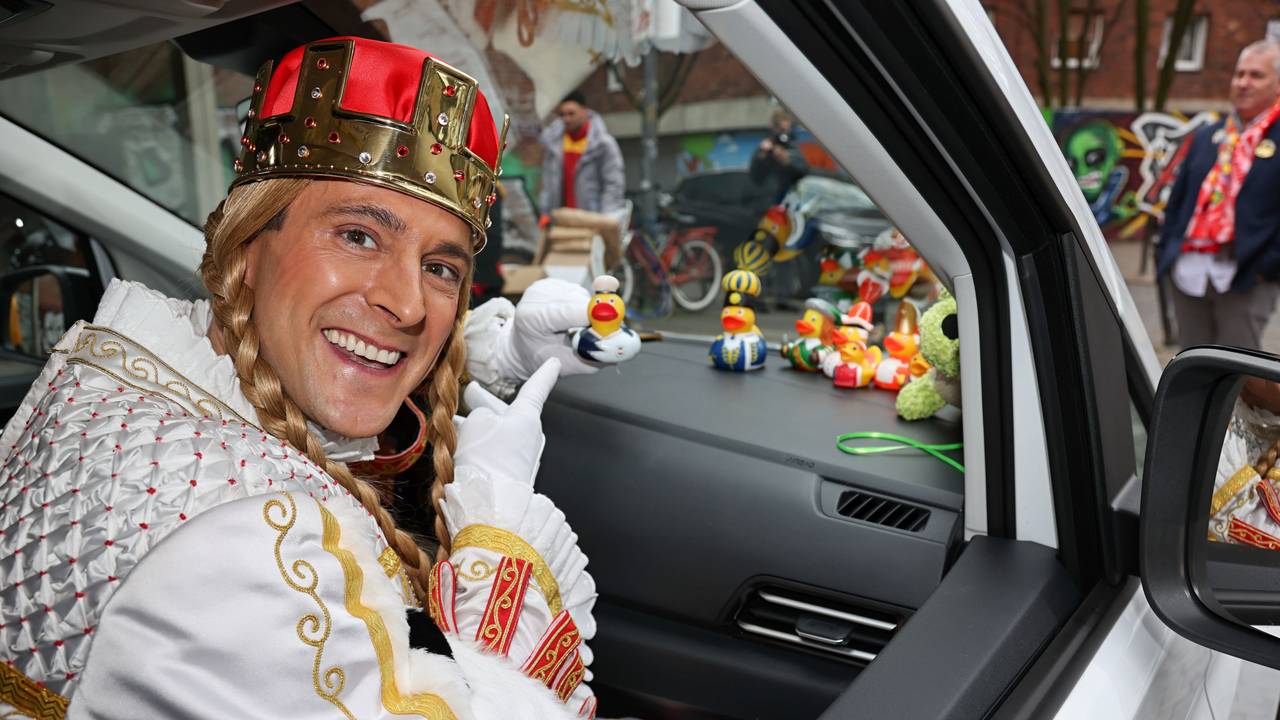 Jungfrau Marlis zeigt die Badeenten im Auto.