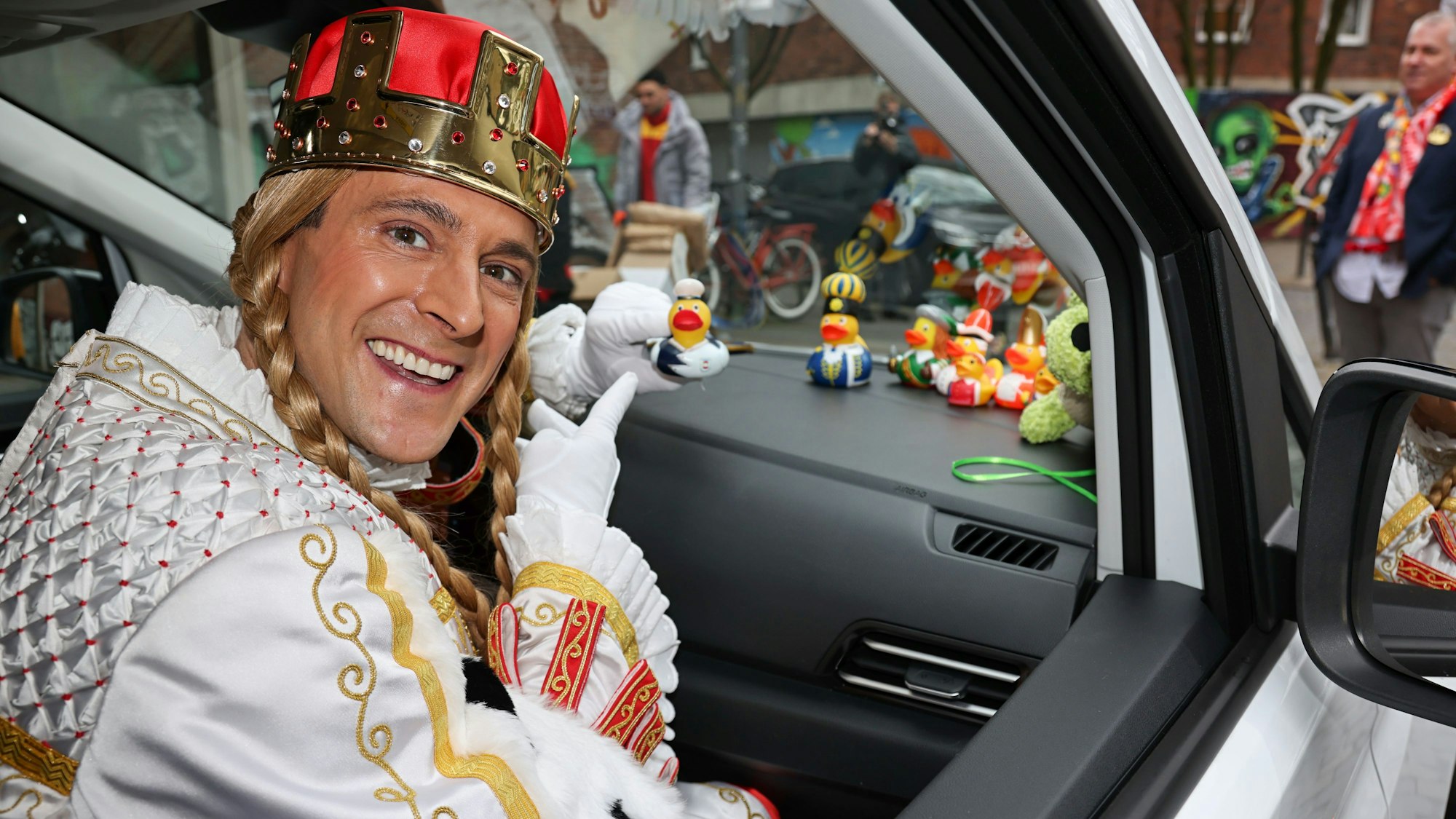 Jungfrau Marlis zeigt die Badeenten im Auto.