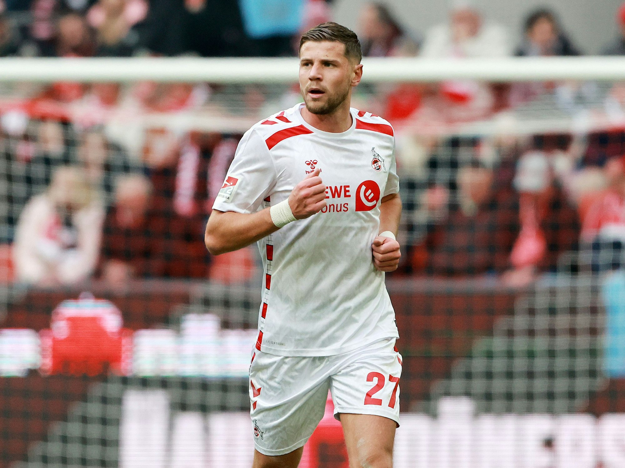 Imad Rondic läuft über den Rasen.