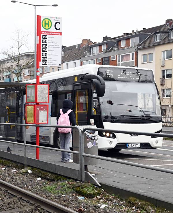 Bus steht an einer Haltestelle in Köln.