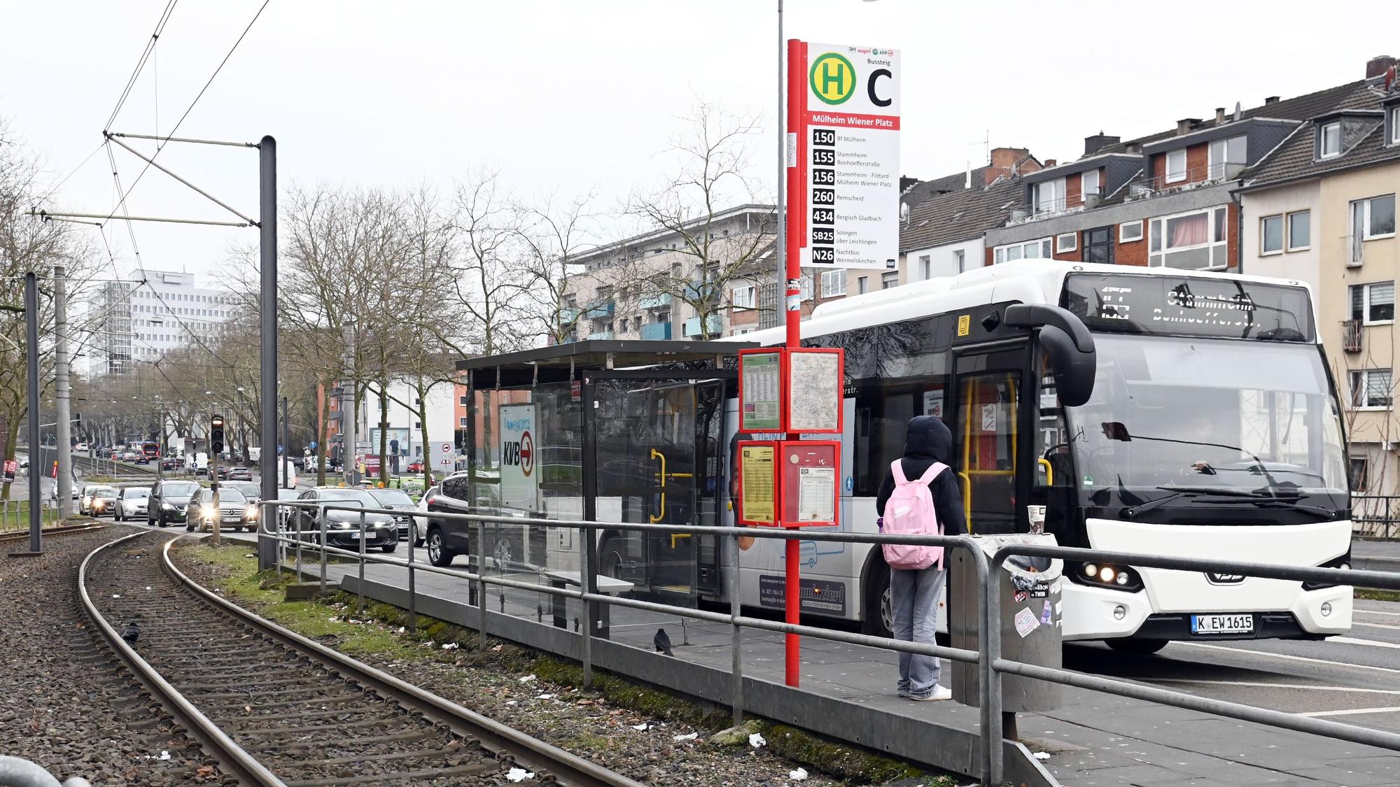 Bus steht an einer Haltestelle in Köln.