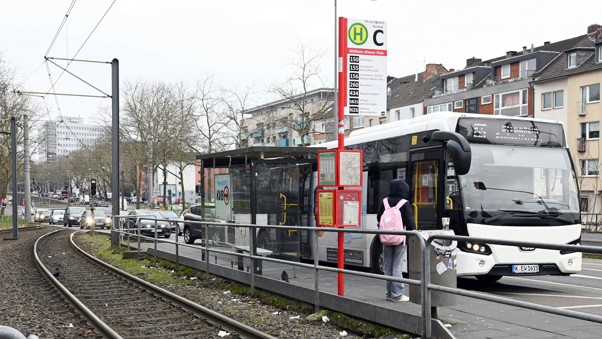 Bus steht an einer Haltestelle in Köln.