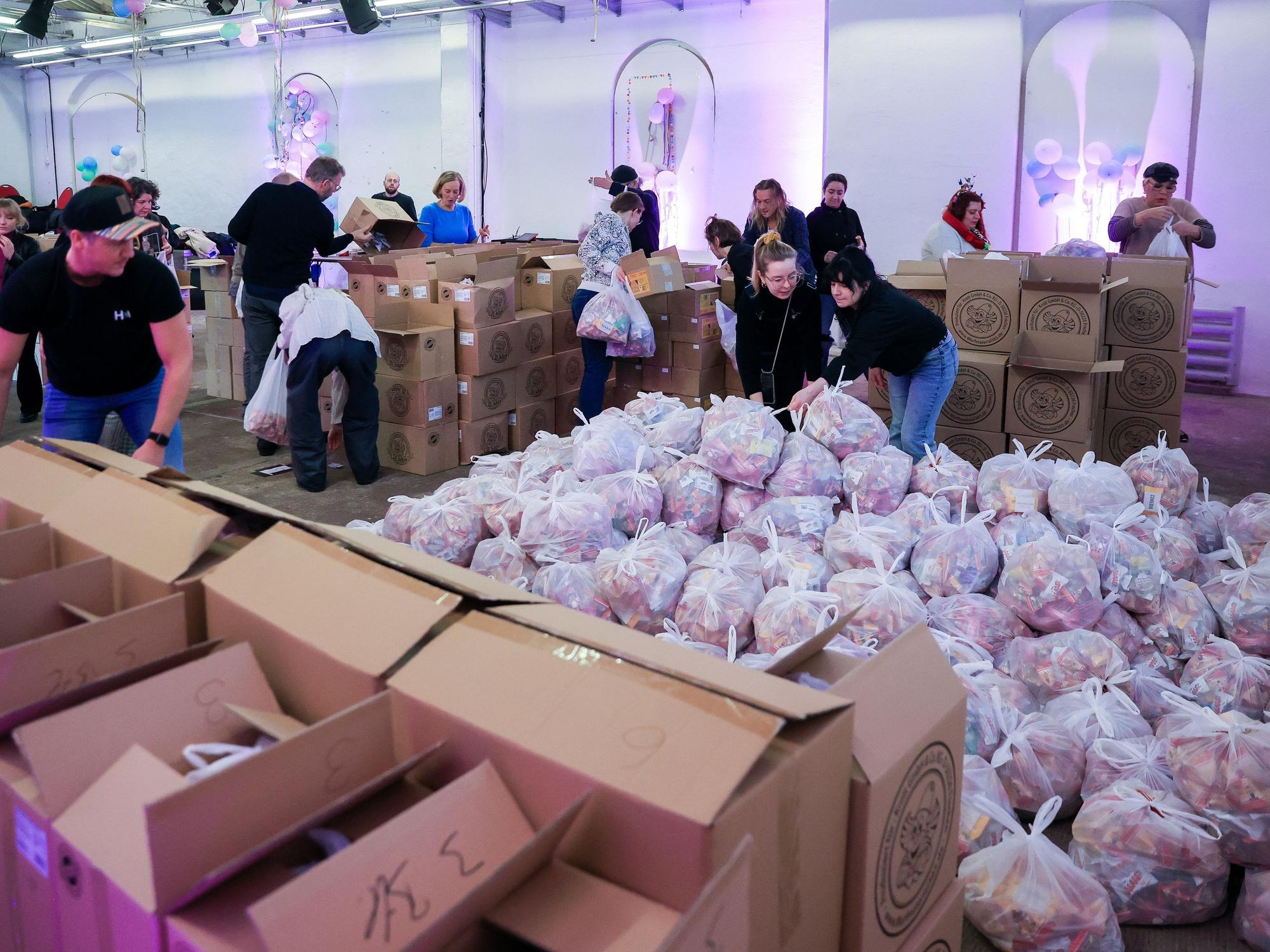 Der Verein für darstellende Künste packt Kamelle.