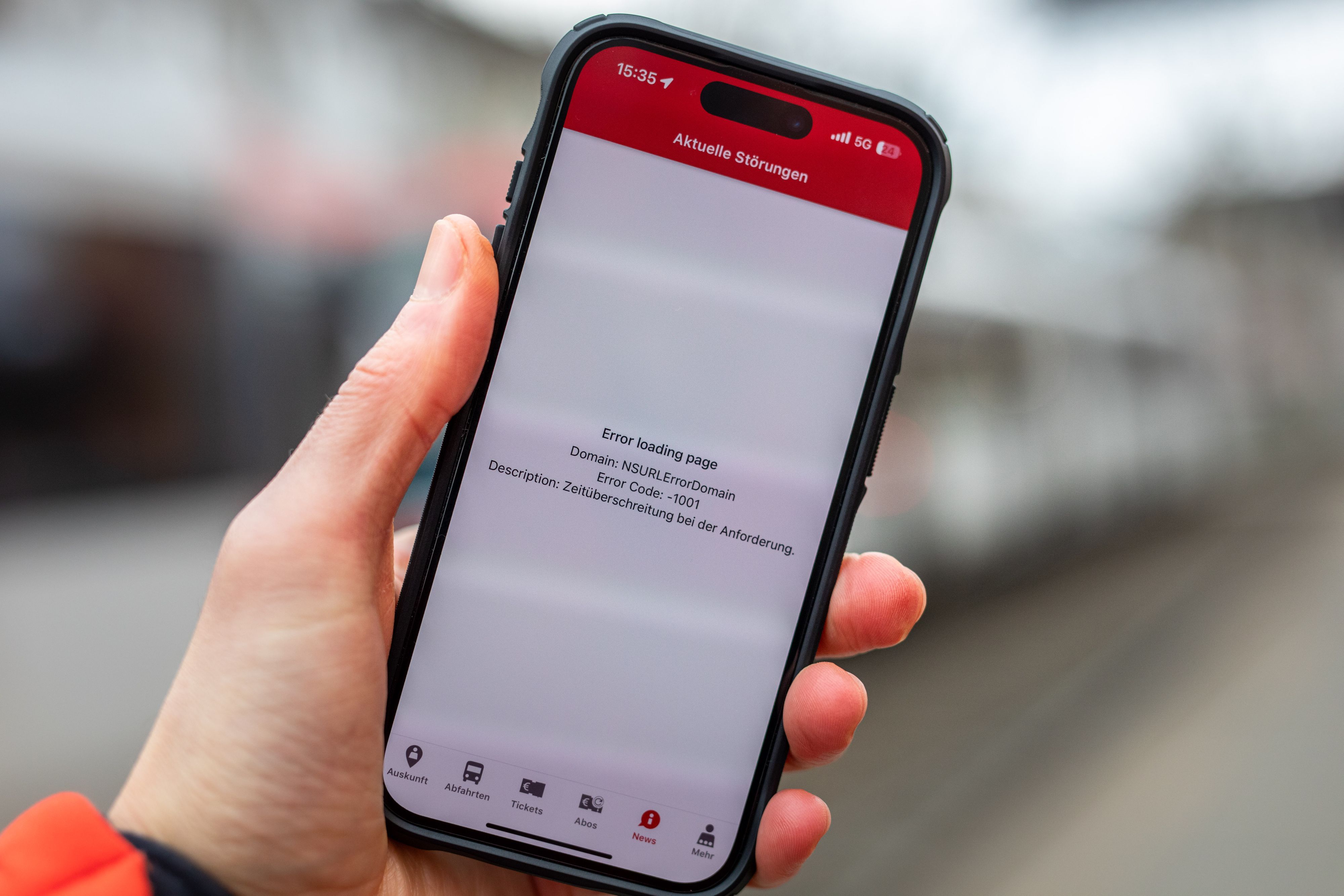 Eine Fehlermeldung ist in der App der Kölner Verkehrsbetriebe (KVB) auf dem Display eines Smartphones zu sehen.