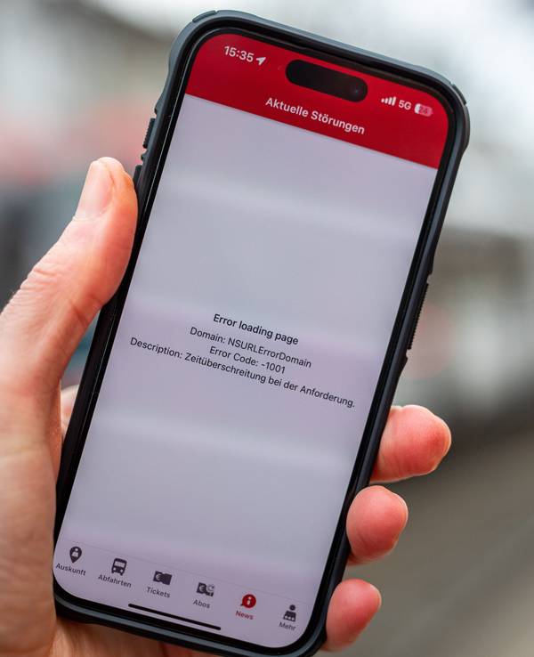 Eine Fehlermeldung ist in der App der Kölner Verkehrsbetriebe (KVB) auf dem Display eines Smartphones zu sehen.
