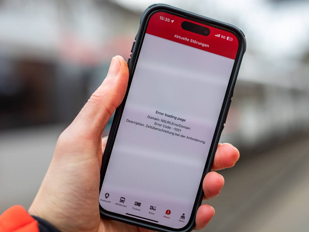 Eine Fehlermeldung ist in der App der Kölner Verkehrsbetriebe (KVB) auf dem Display eines Smartphones zu sehen.