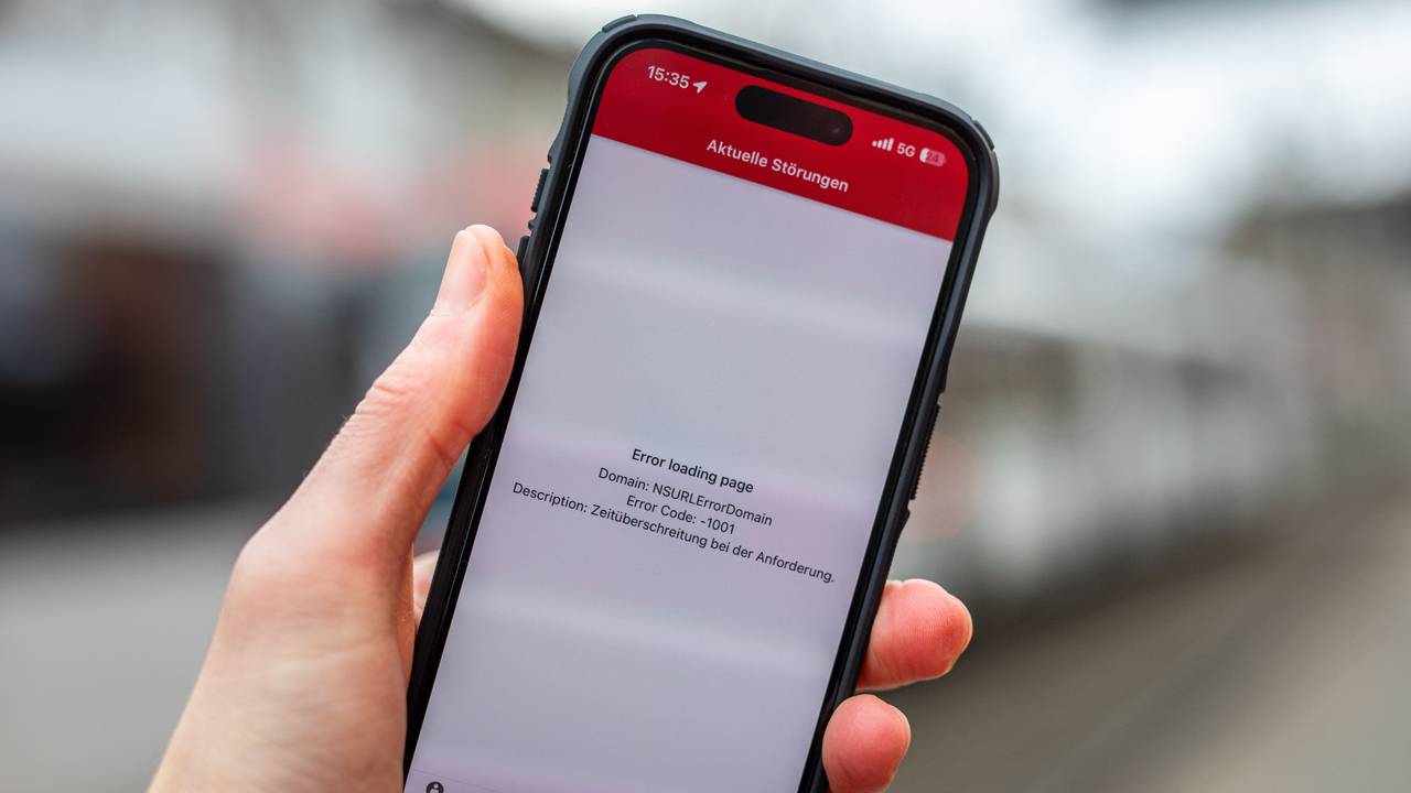 Eine Fehlermeldung ist in der App der Kölner Verkehrsbetriebe (KVB) auf dem Display eines Smartphones zu sehen.
