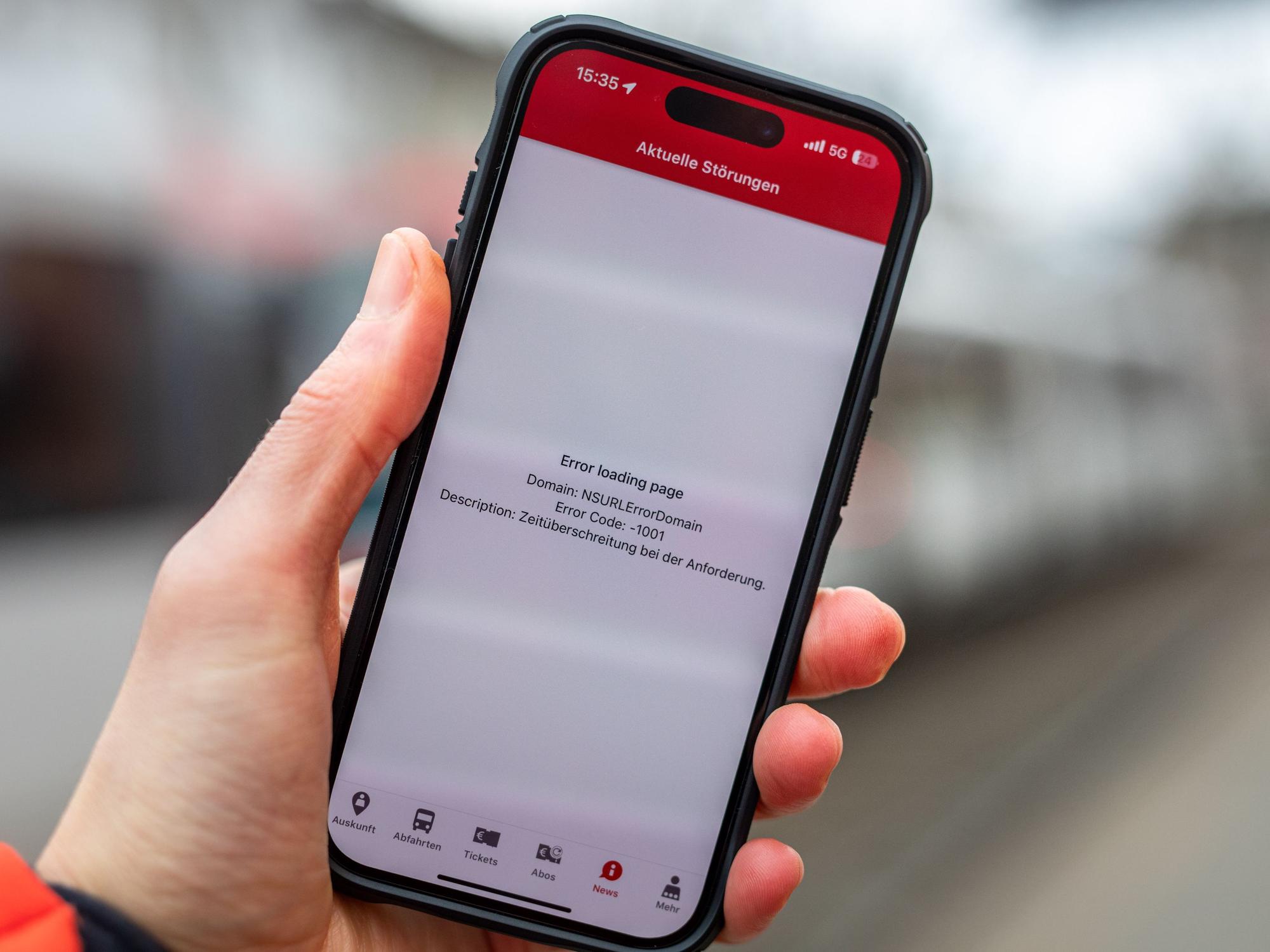 Eine Fehlermeldung ist in der App der Kölner Verkehrsbetriebe (KVB) auf dem Display eines Smartphones zu sehen.