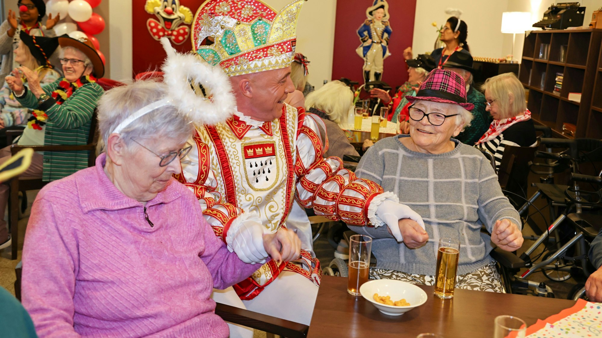 Prinz René schunkelt mit Bewohnerinnen.