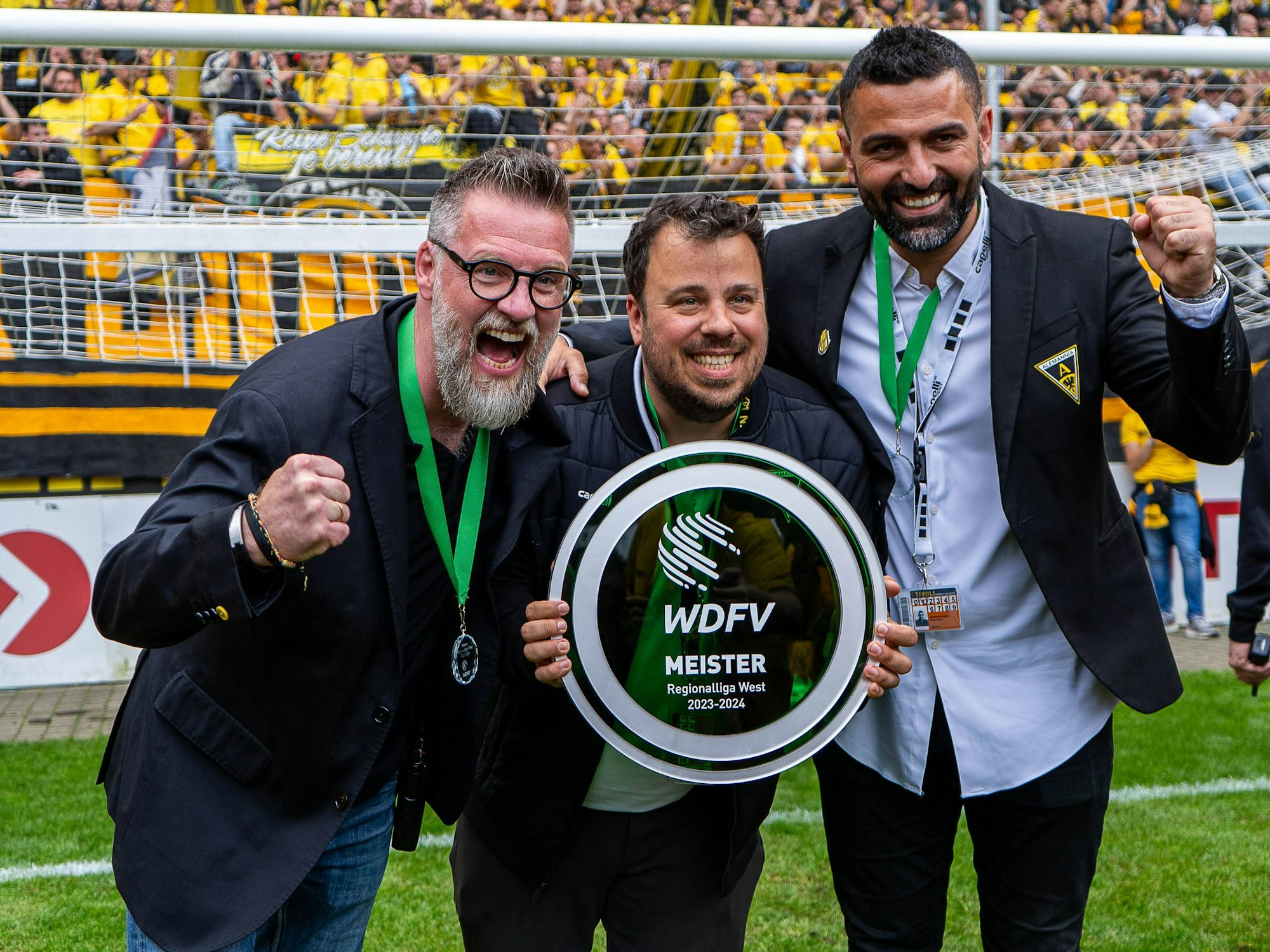 Im Mai 2024 feiern (von links) Sportdirektor Sascha Eller, Aufsichtsratsvorsitzender Marcel Moberz und Erdal Celik (echnischer Direktor) die Regionalliga-Meisterschaft.