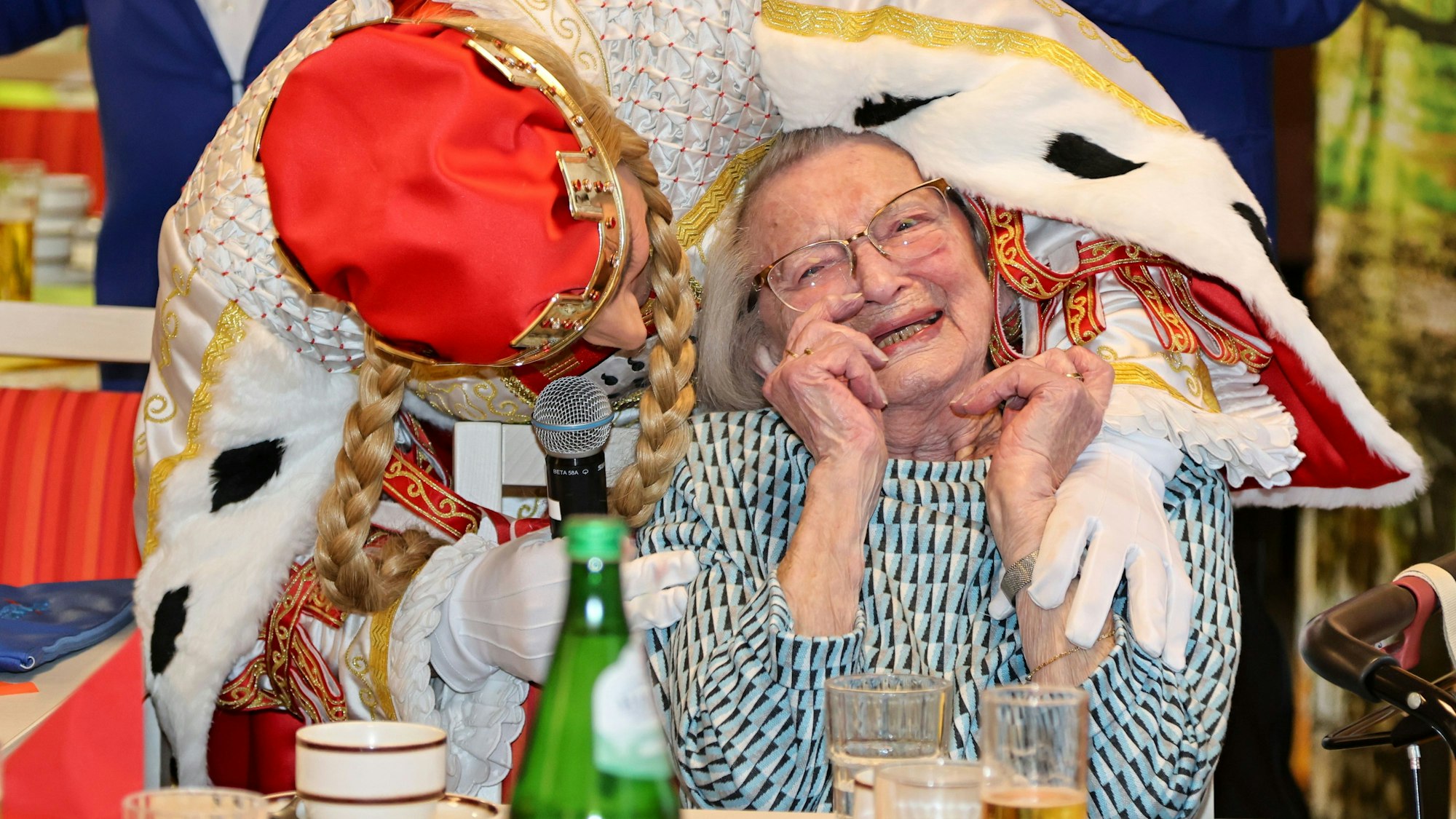 Jungfrau Marlis singt mit einer älteren Frau.