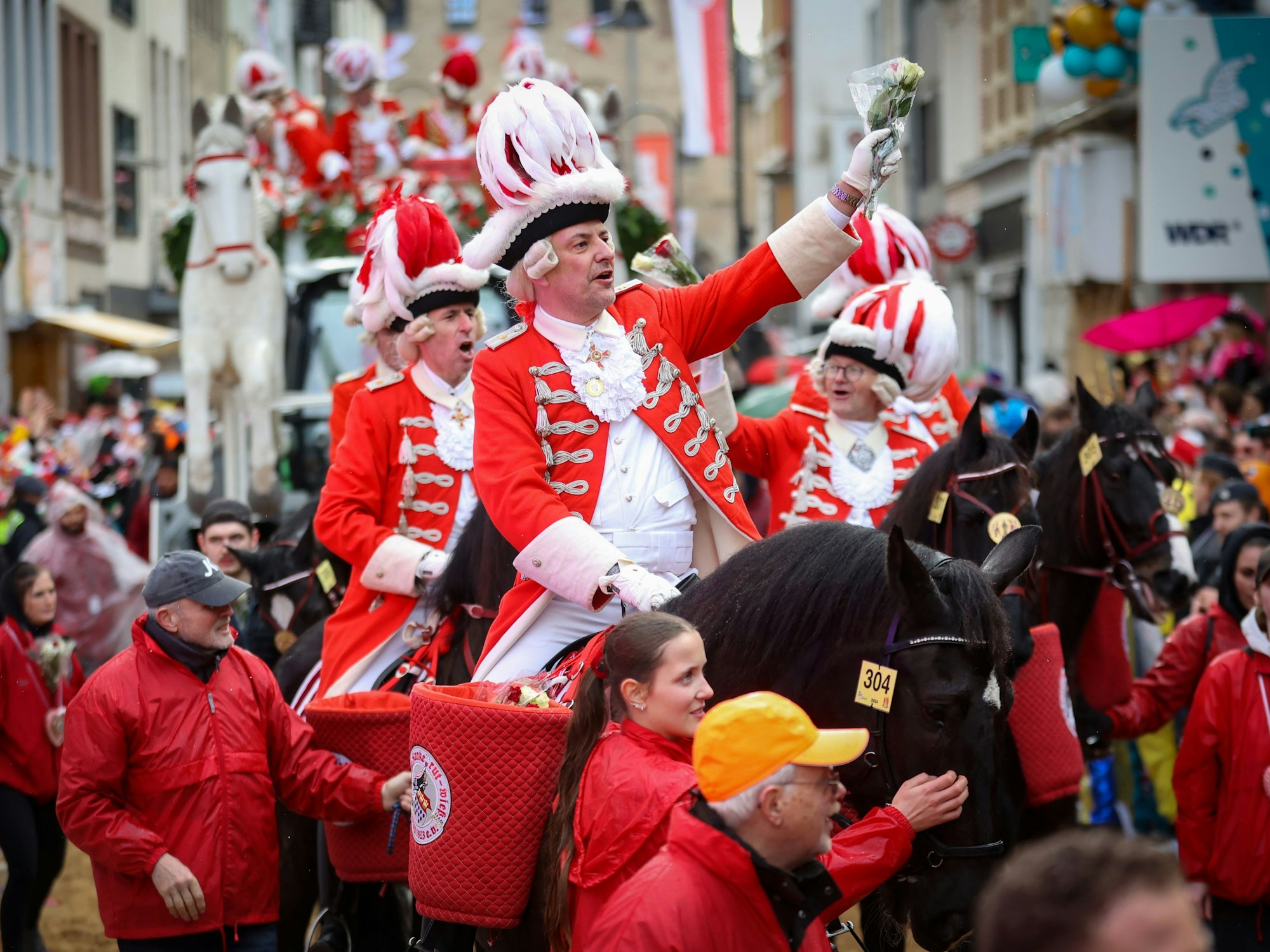 Rosenmontagszug an der Severinsstraße.
Pferde auf dem Rosenmontagszug.