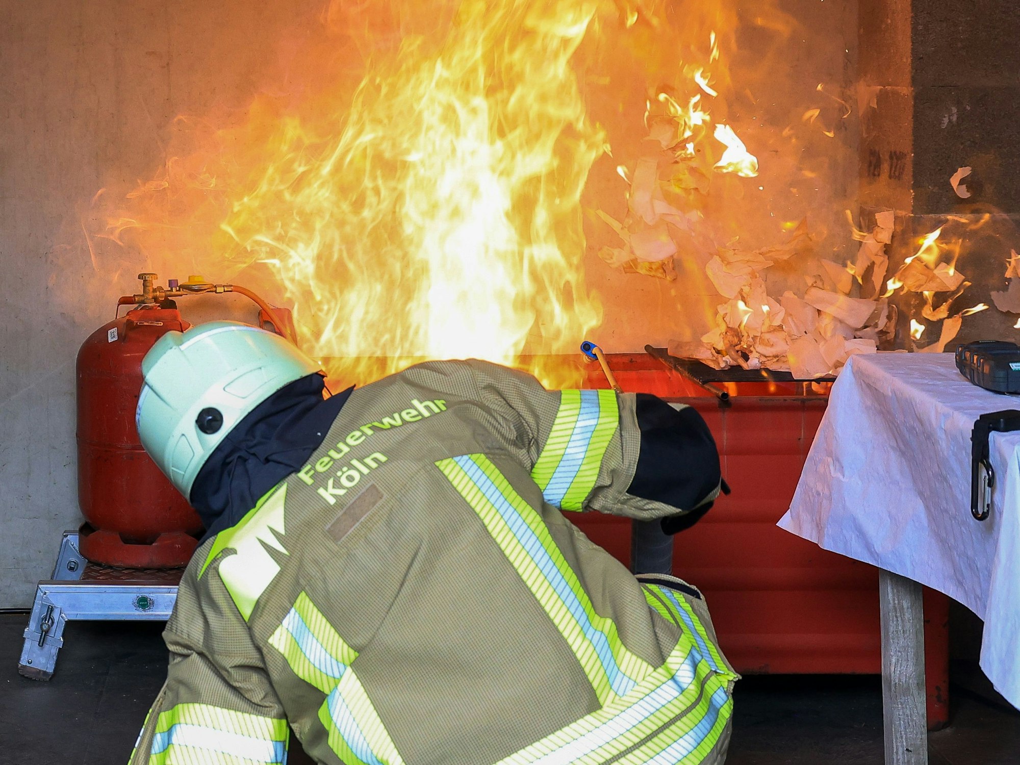 Die Kölner Feuerwehr bei einer Übung.