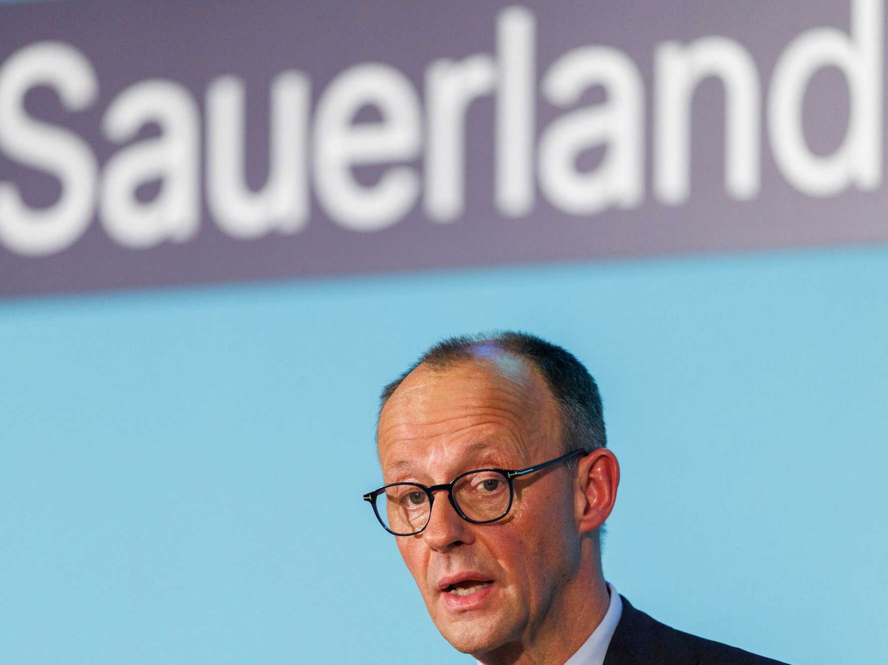 Unions-Kanzlerkandidat Friedrich Mer spricht am 11. Februar bei einer Wahlkampfveranstaltung seiner Partei in der Schützenhalle in Eslohe zu den Menschen.