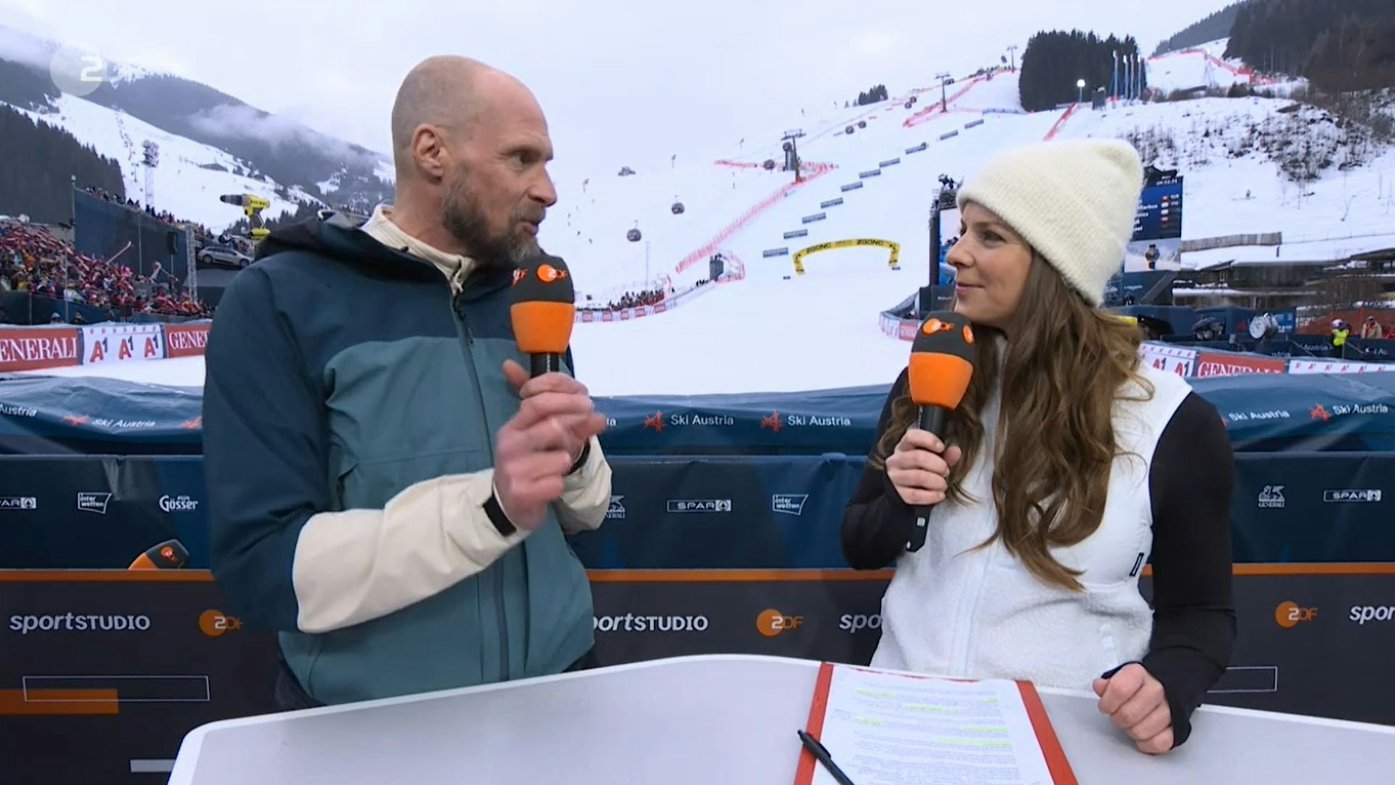 Moderatorin Amelie Stiefvatter und Experte Marco Büchel bei der Live-Übertragung zur Ski-WM im ZDF.