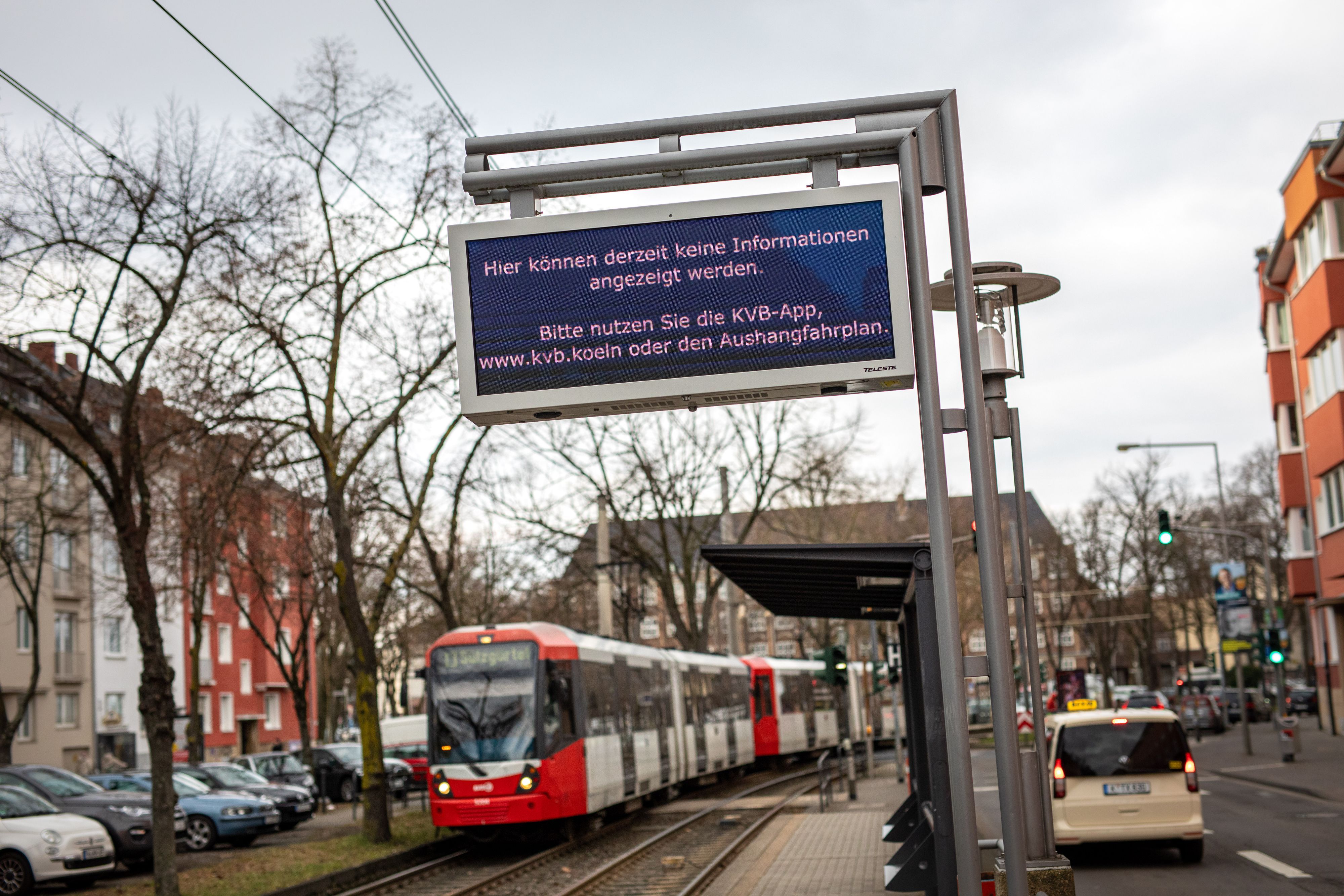 Seit Tagen leuchtet eine Störungsmeldung auf den Anzeigen zur Fahrgastinformation der Kölner Verkehrsbetriebe (KVB) an Haltestellen auf. (Archivfoto)