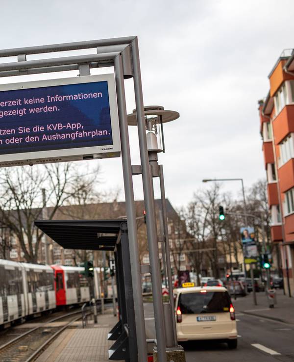 Seit Tagen leuchtet eine Störungsmeldung auf den Anzeigen zur Fahrgastinformation der Kölner Verkehrsbetriebe (KVB) an Haltestellen auf. (Archivfoto)