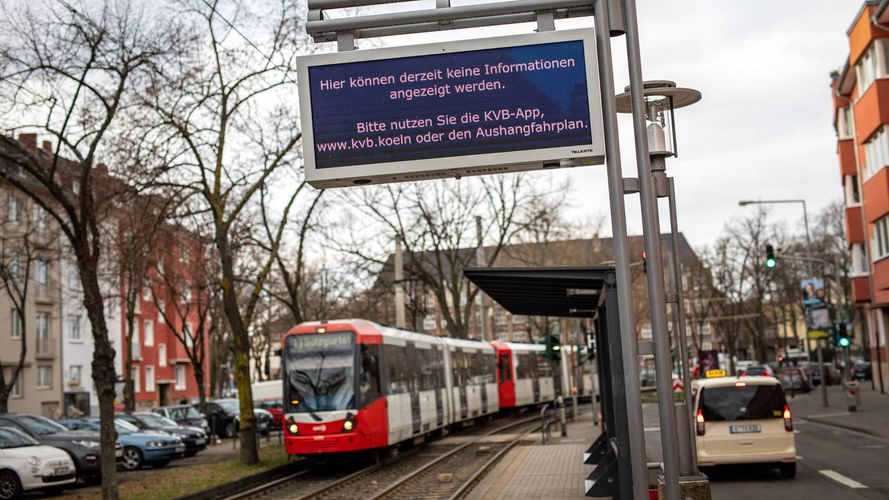 Seit Tagen leuchtet eine Störungsmeldung auf den Anzeigen zur Fahrgastinformation der Kölner Verkehrsbetriebe (KVB) an Haltestellen auf. (Archivfoto)