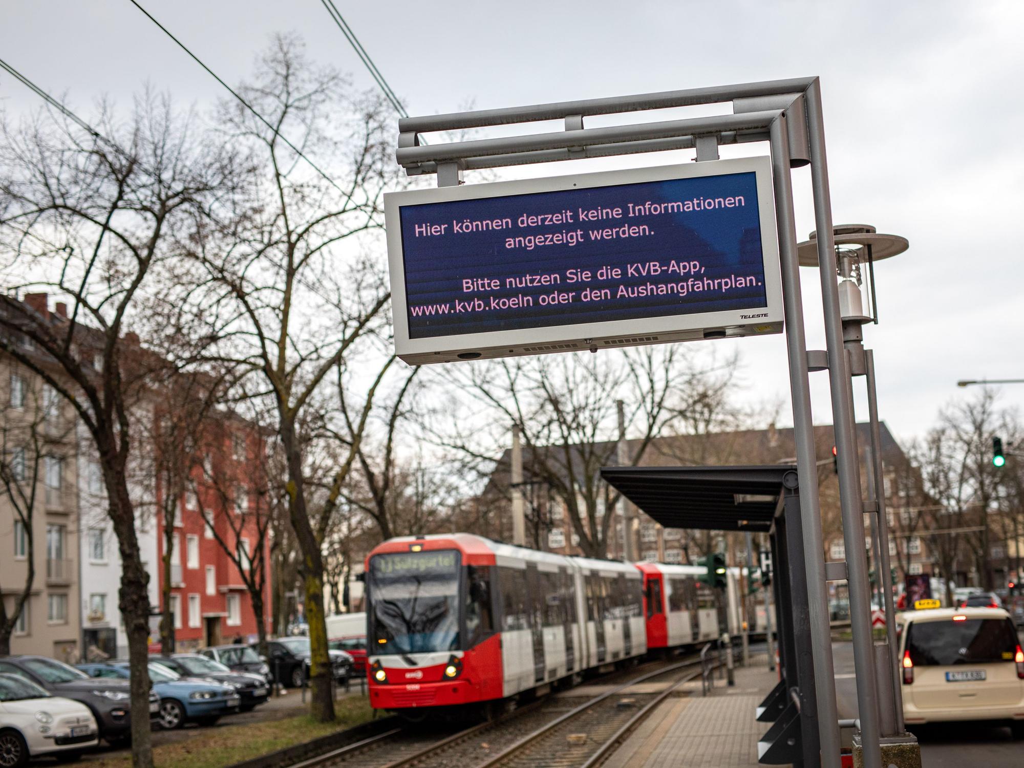 Seit Tagen leuchtet eine Störungsmeldung auf den Anzeigen zur Fahrgastinformation der Kölner Verkehrsbetriebe (KVB) an Haltestellen auf. (Archivfoto)