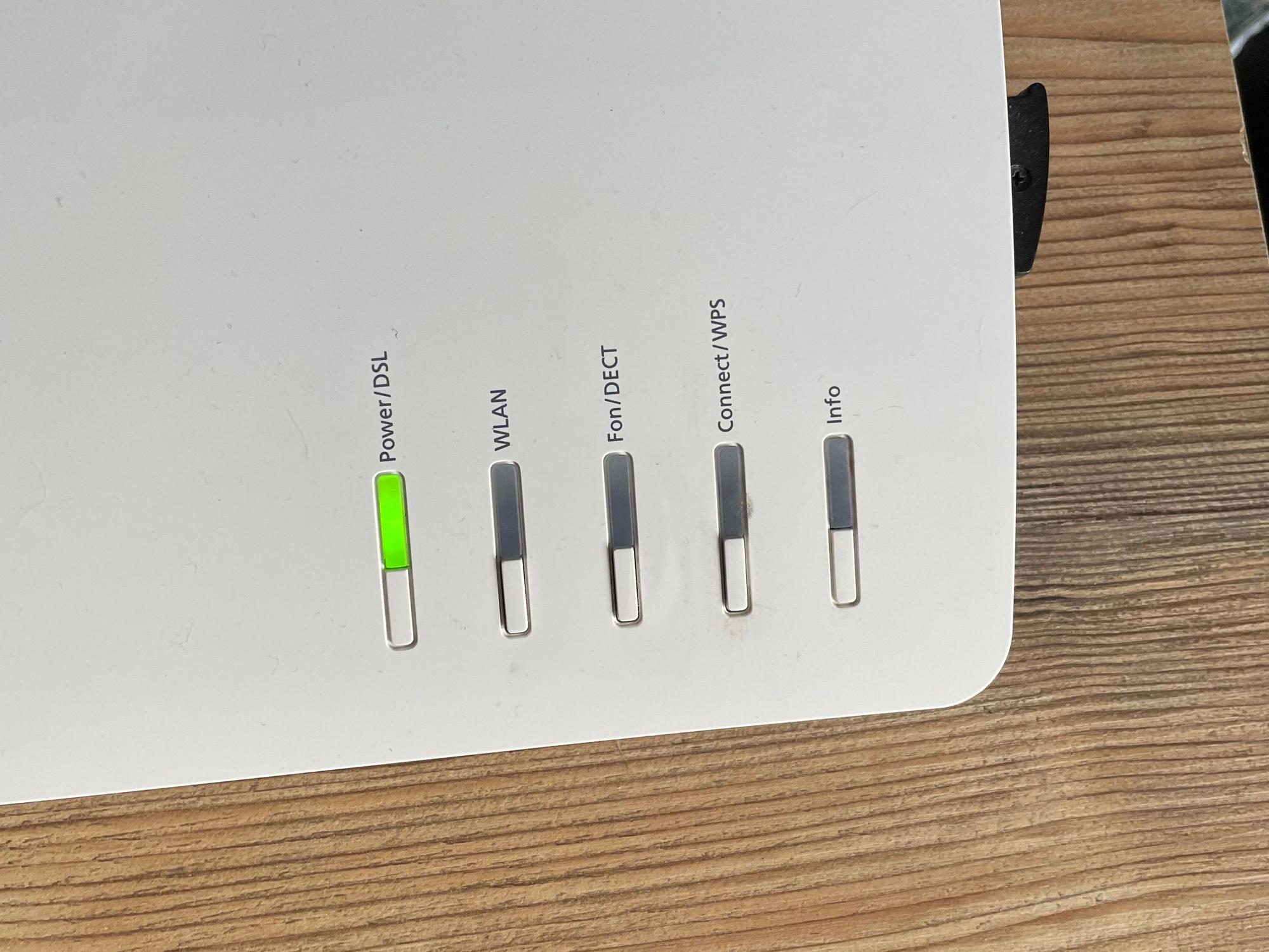 Ein Router mit einer grünen Lampe