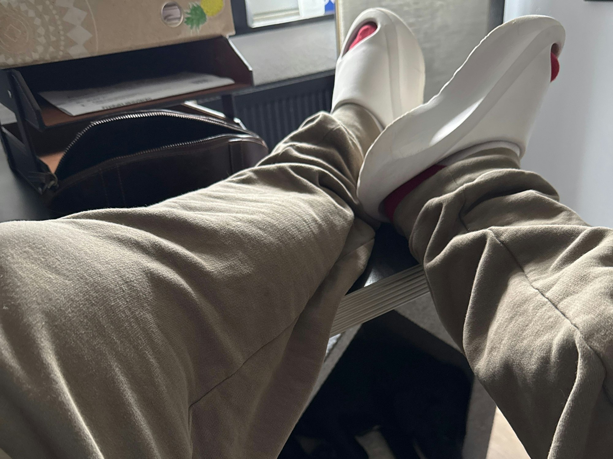 Beine hochgelegt und Badeschlappen an.