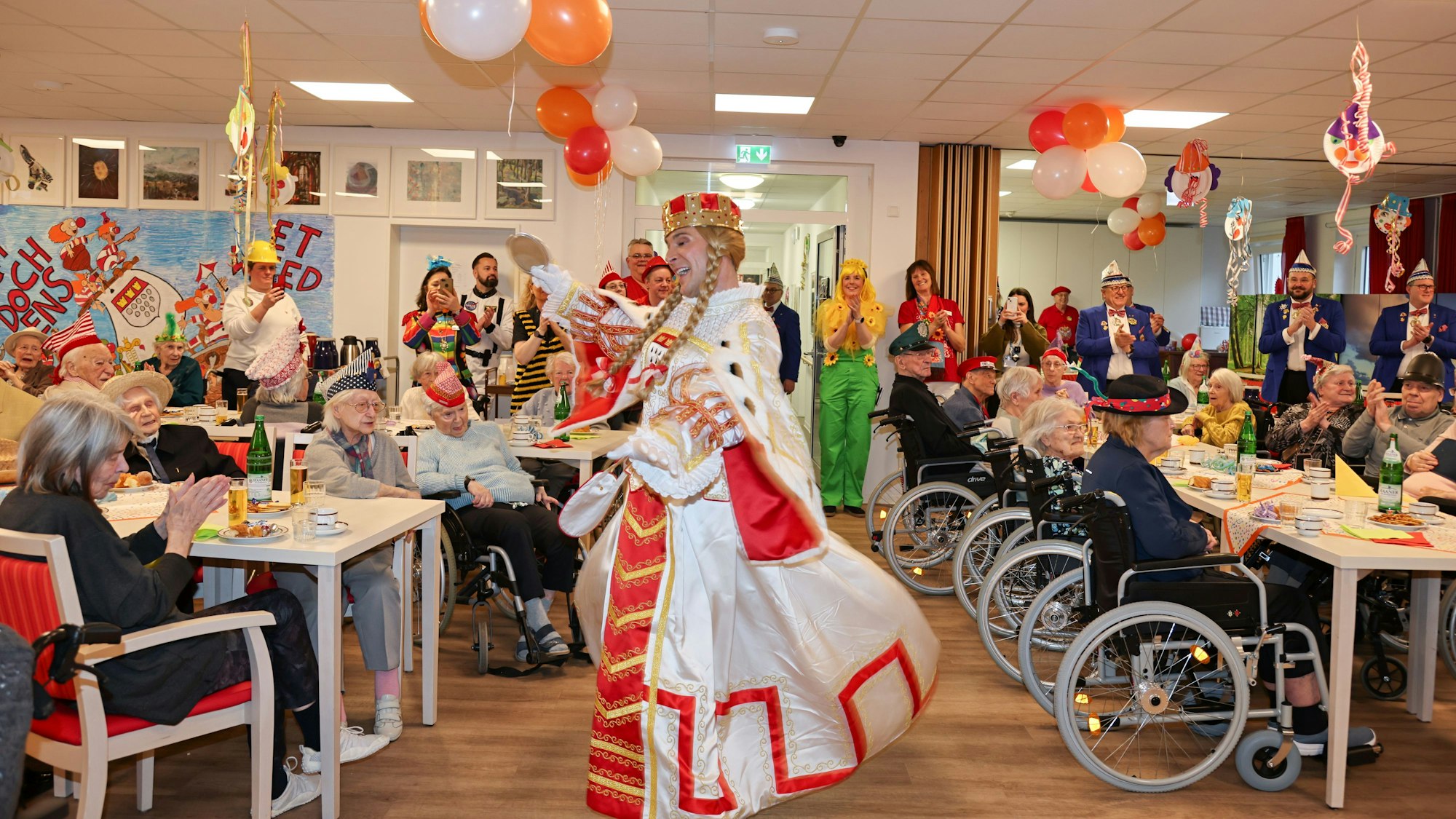 Jungfrau Marlis tanzt im Seniorenheim.
